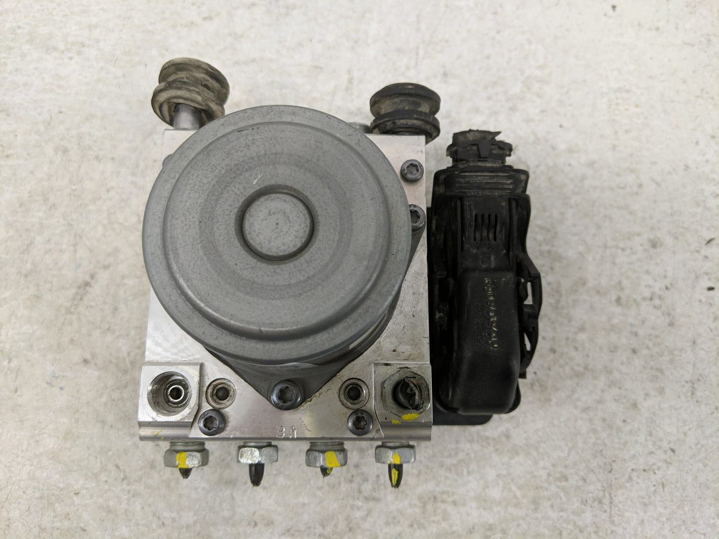 2017-2020 Chevrolet Impala ABS Pump Control Module Replacement P/N:84092226 Fits Fits 2017 2018 2019 2020 OEM Used Auto Part