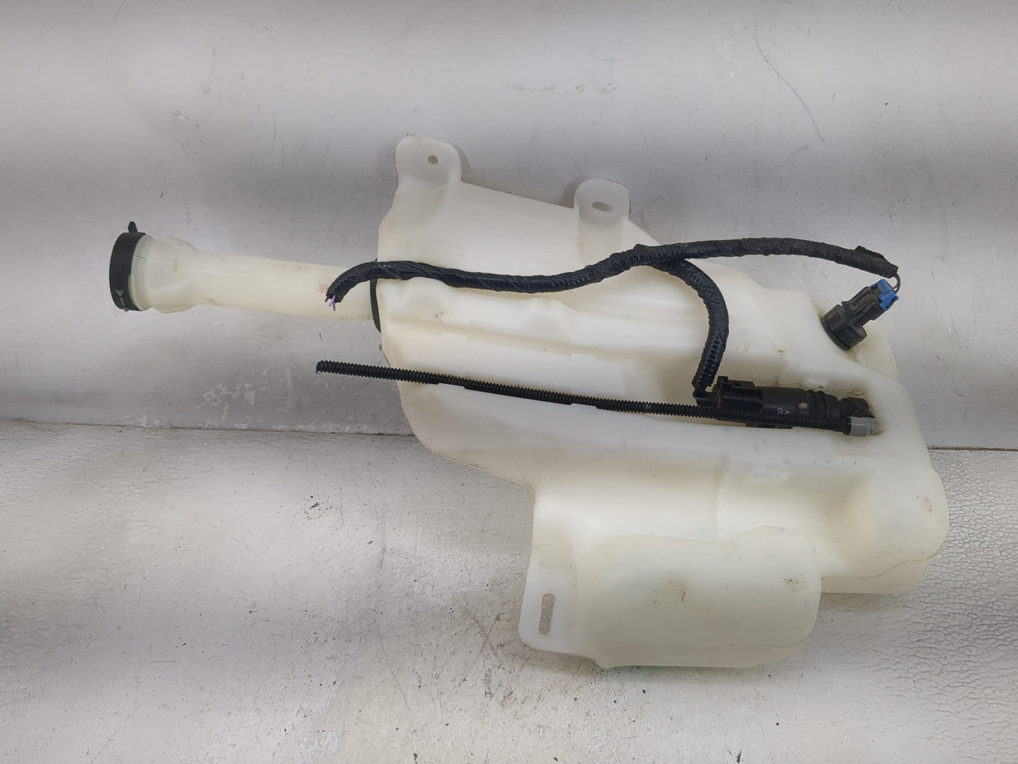 2014-2020 Chevrolet Impala Windshield Washer Fluid Reservoir Bottle Oem 1473822 - Oemusedautoparts1.com