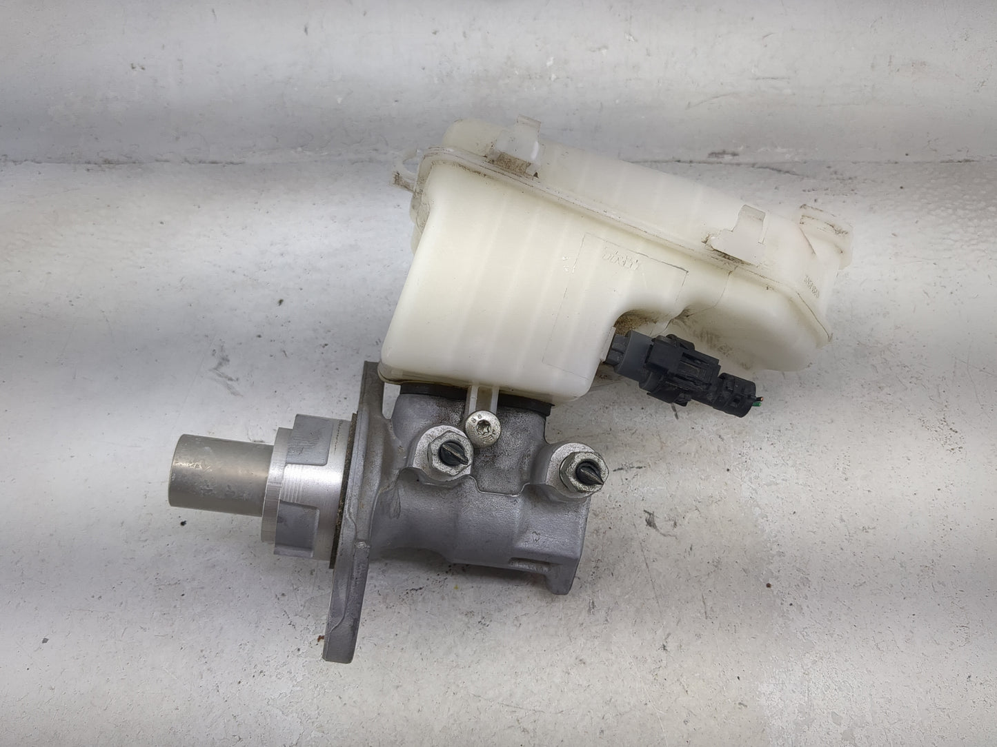 2014-2020 Chevrolet Impala Brake Master Cylinder 1490562 - Oemusedautoparts1.com