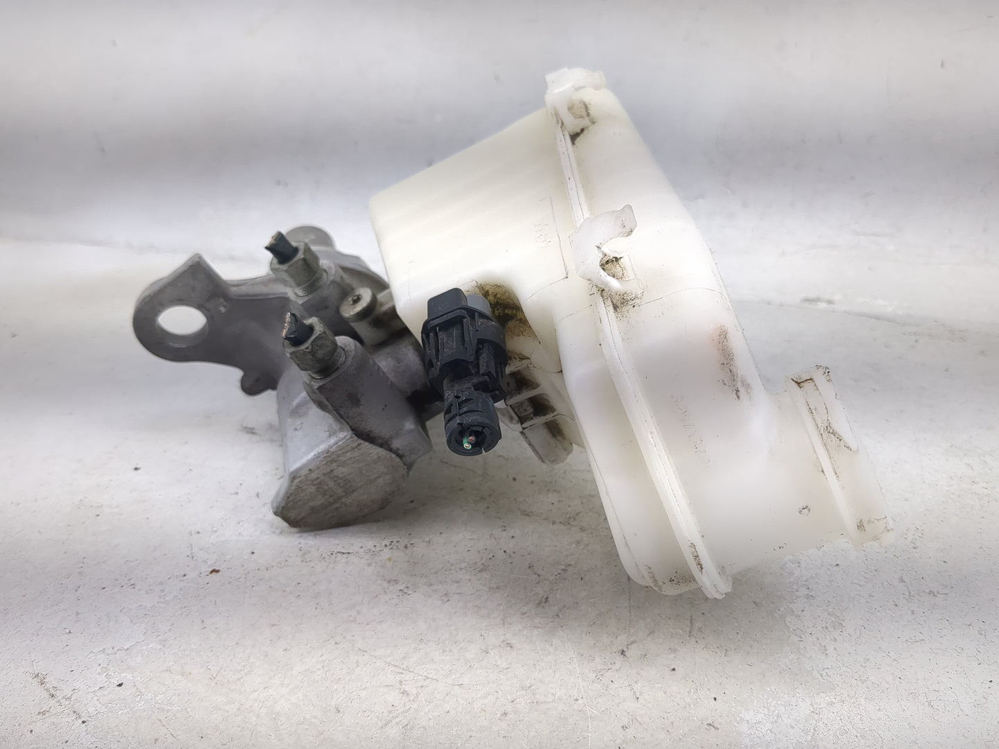 2014-2020 Chevrolet Impala Brake Master Cylinder 1490562 - Oemusedautoparts1.com