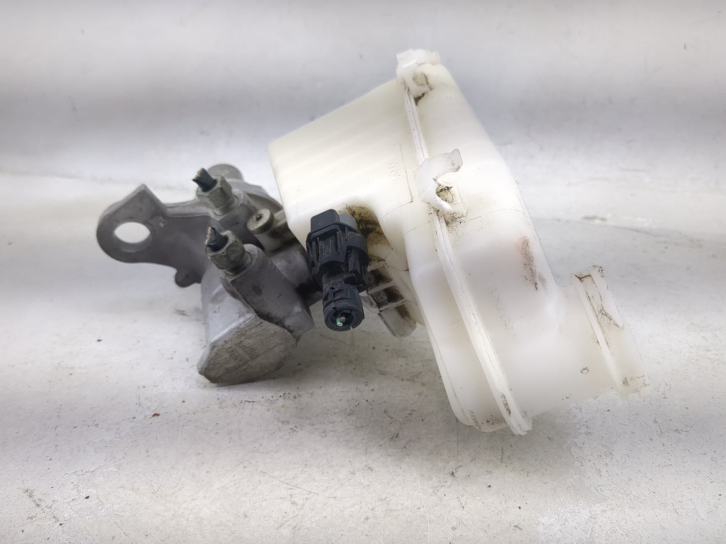2014-2020 Chevrolet Impala Brake Master Cylinder 1490562 - Oemusedautoparts1.com