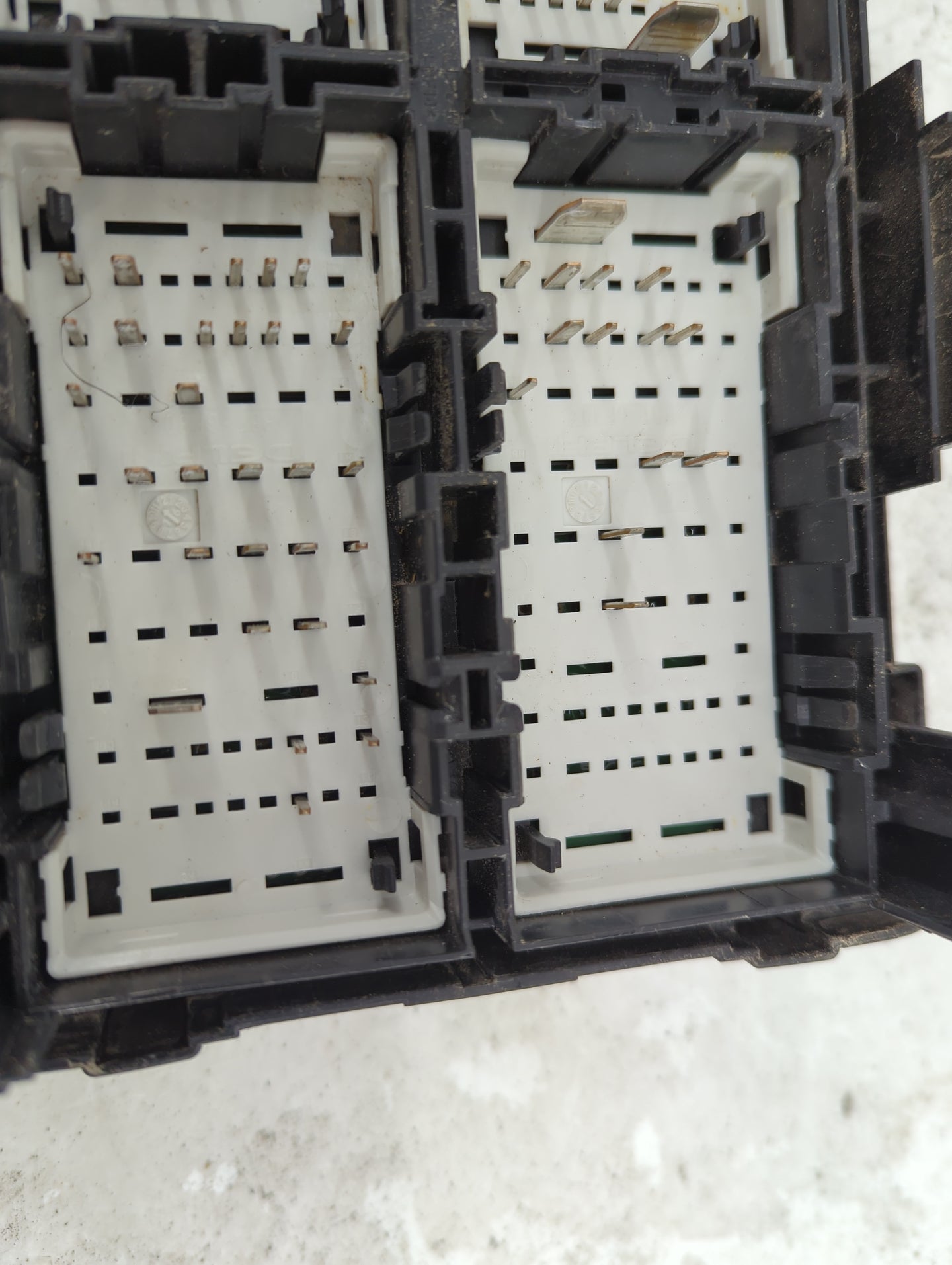 2017-2018 Chevrolet Malibu Fusebox Fuse Box Panel Relay Module P/N:84144635-01 Fits Fits 2017 2018 OEM Used Auto Parts - Oem