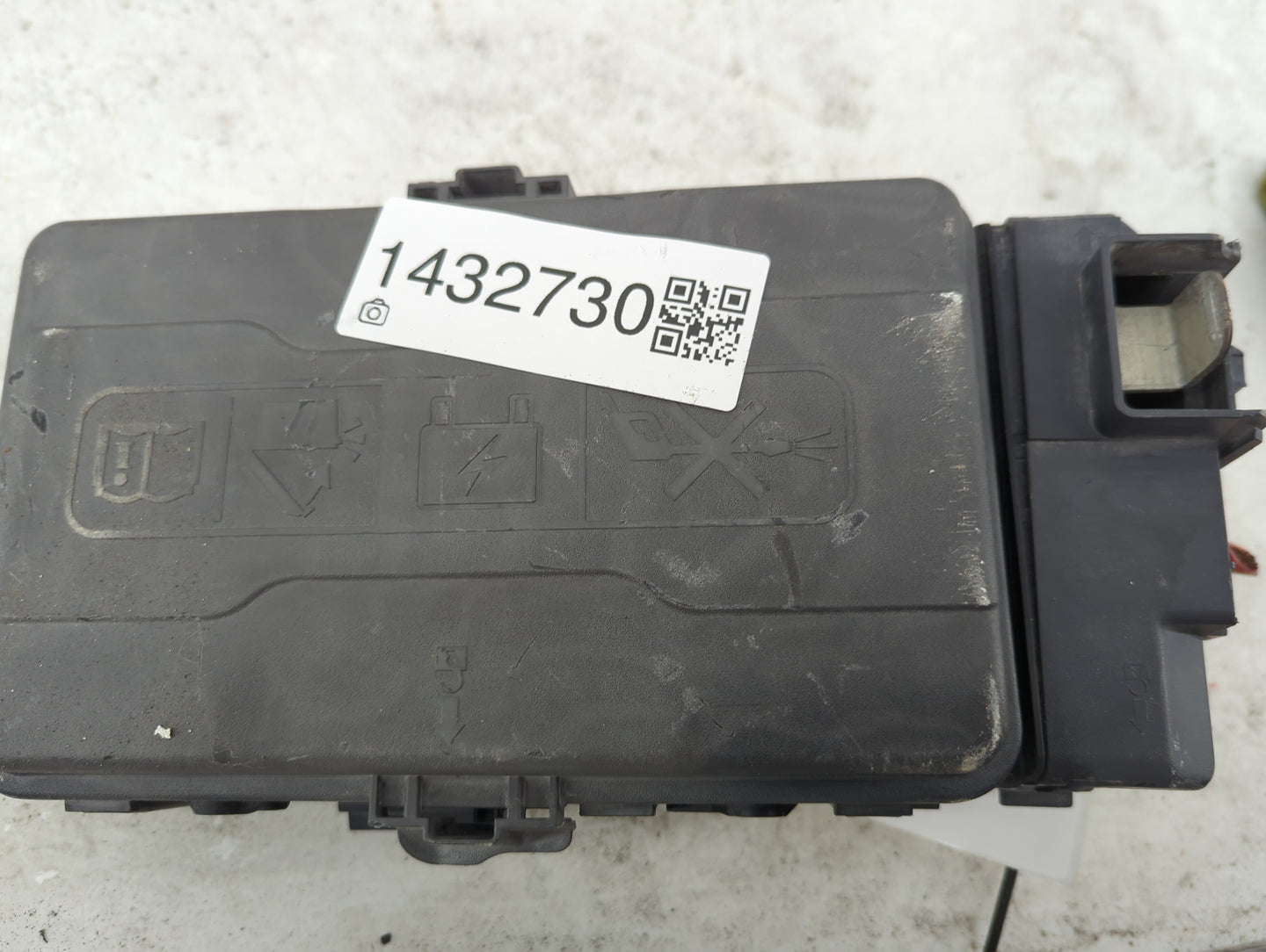 2017-2018 Chevrolet Malibu Fusebox Fuse Box Panel Relay Module P/N:84144635-01 Fits Fits 2017 2018 OEM Used Auto Parts - Oem