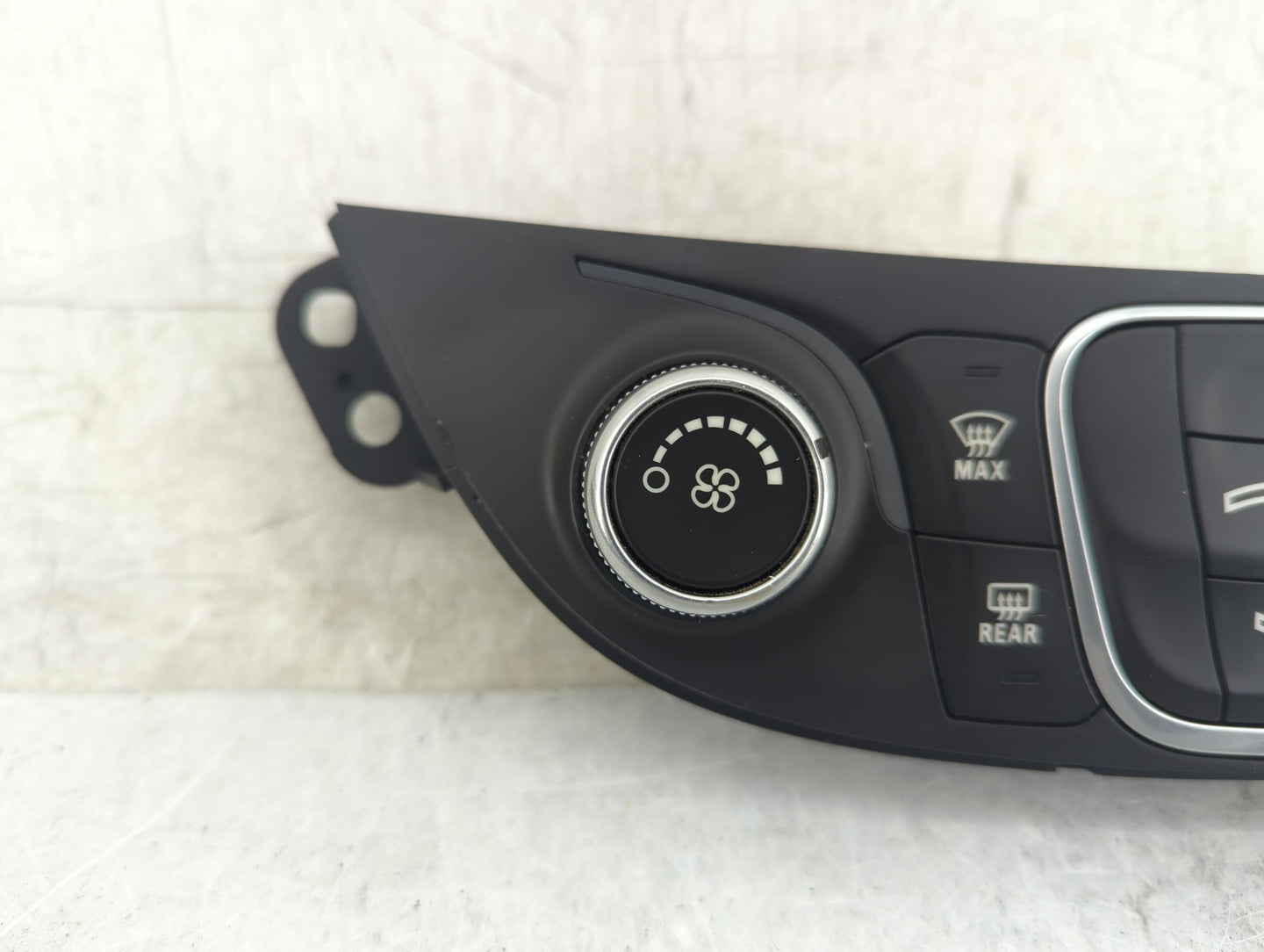 2018 Chevrolet Malibu Climate Control Module Temperature AC/Heater Replacement P/N:84105597 Fits OEM Used Auto Parts - Oemus