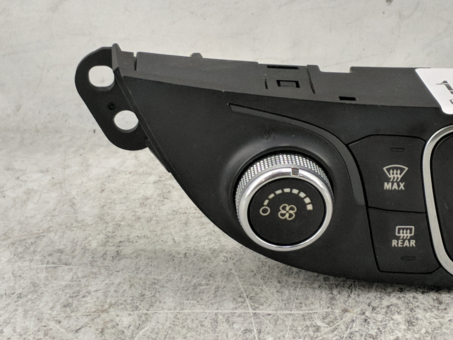 2018 Chevrolet Malibu Climate Control Module Temperature AC/Heater Replacement P/N:84105597 7370200000000X, 000235226 Fits O