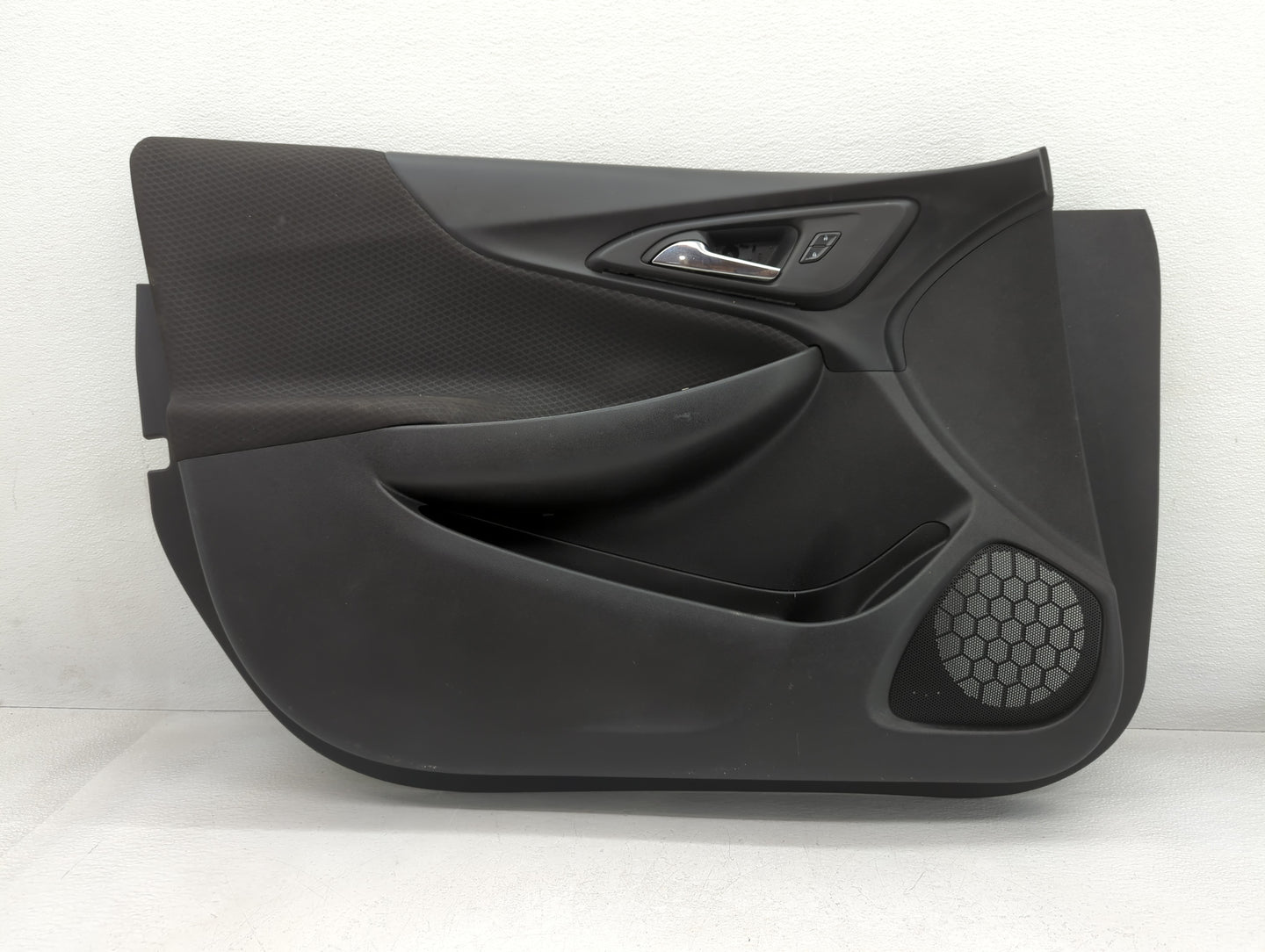 2018 Chevrolet Malibu Front Right Passenger Interior Door Panel Trim - Oemusedautoparts1.com