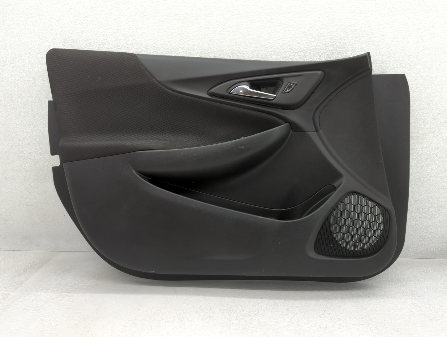 2018 Chevrolet Malibu Front Right Passenger Interior Door Panel Trim - Oemusedautoparts1.com