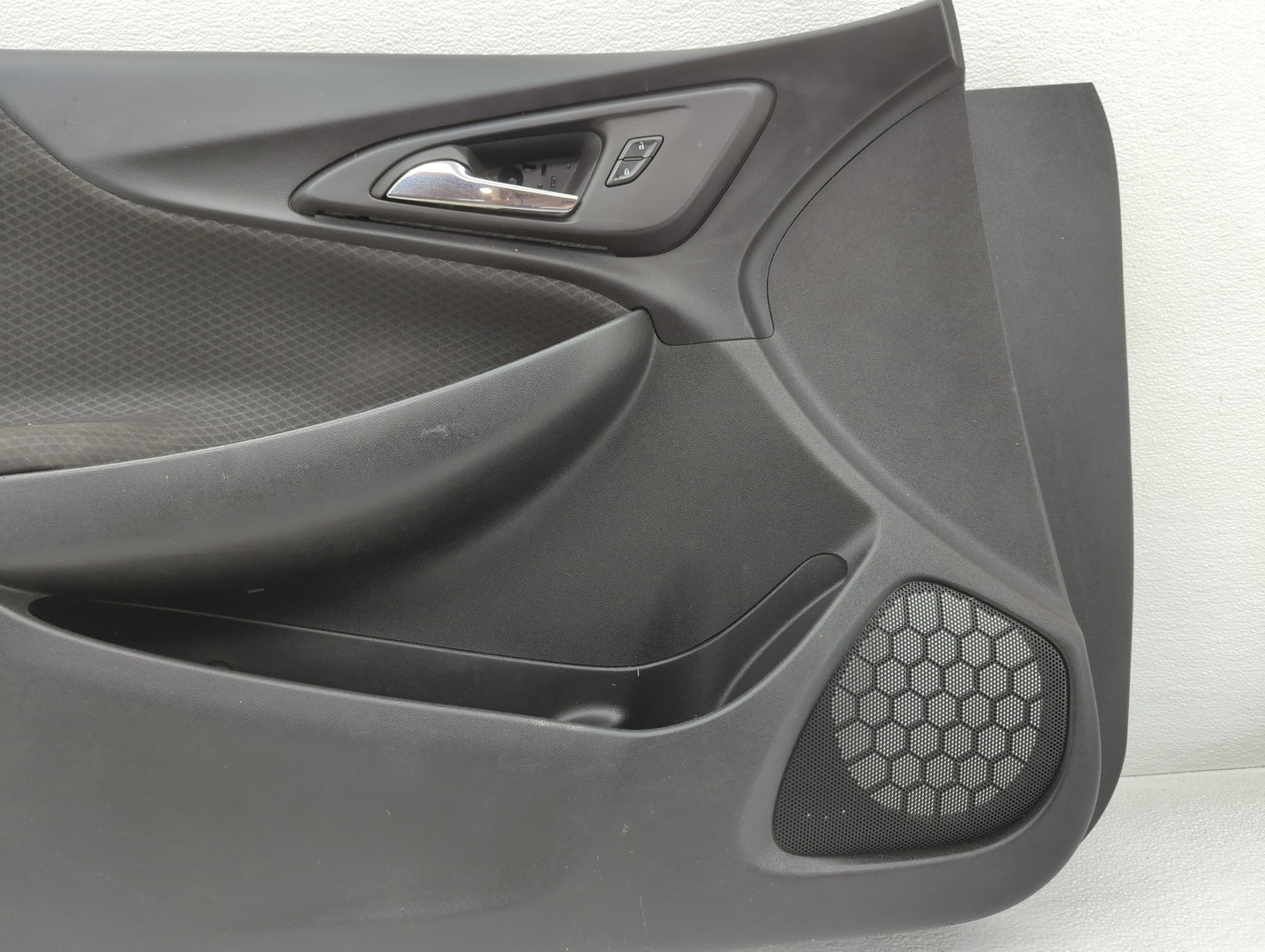 2018 Chevrolet Malibu Front Right Passenger Interior Door Panel Trim - Oemusedautoparts1.com