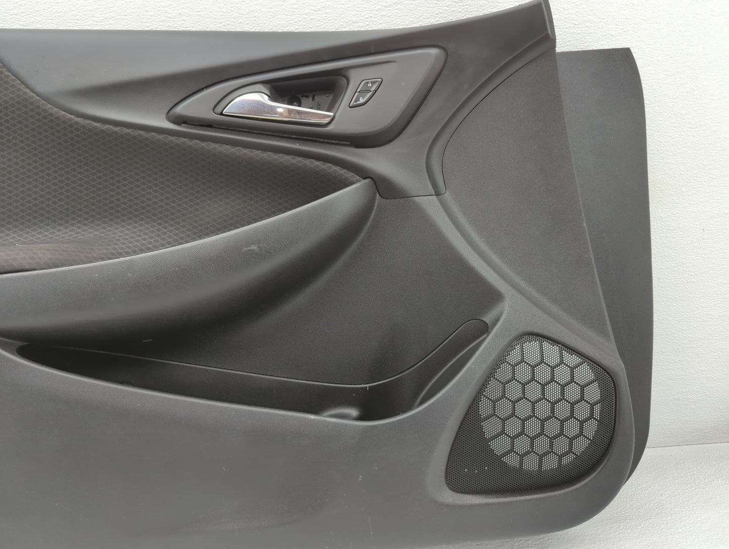 2018 Chevrolet Malibu Front Right Passenger Interior Door Panel Trim - Oemusedautoparts1.com