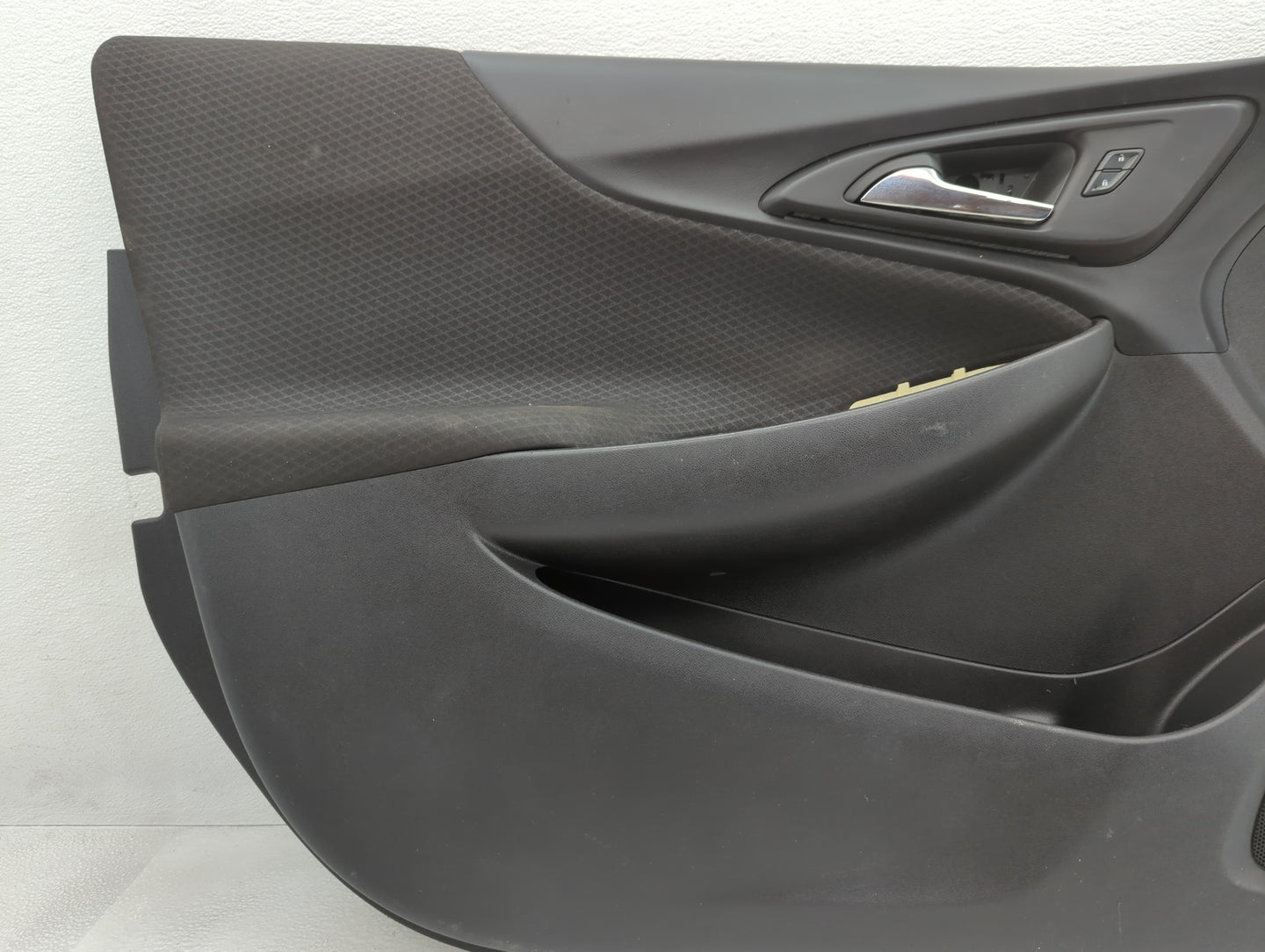2018 Chevrolet Malibu Front Right Passenger Interior Door Panel Trim - Oemusedautoparts1.com