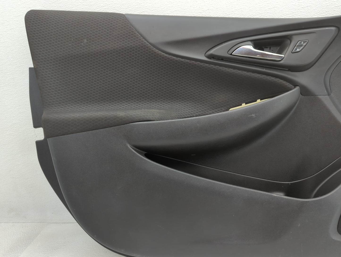 2018 Chevrolet Malibu Front Right Passenger Interior Door Panel Trim - Oemusedautoparts1.com