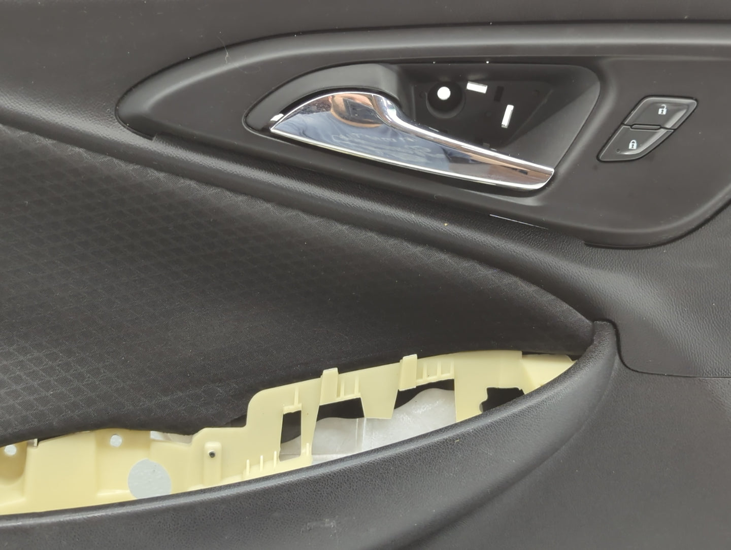 2018 Chevrolet Malibu Front Right Passenger Interior Door Panel Trim - Oemusedautoparts1.com