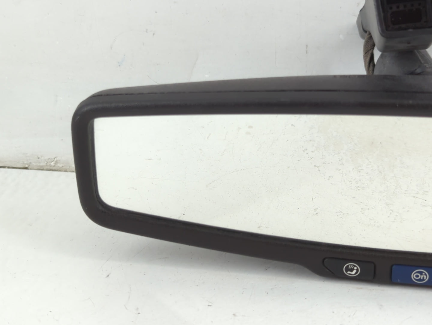 2014-2019 Chevrolet Silverado 1500 Interior Rear View Mirror Replacement OEM P/N:E11046392 E11026392 Fits OEM Used Auto Part