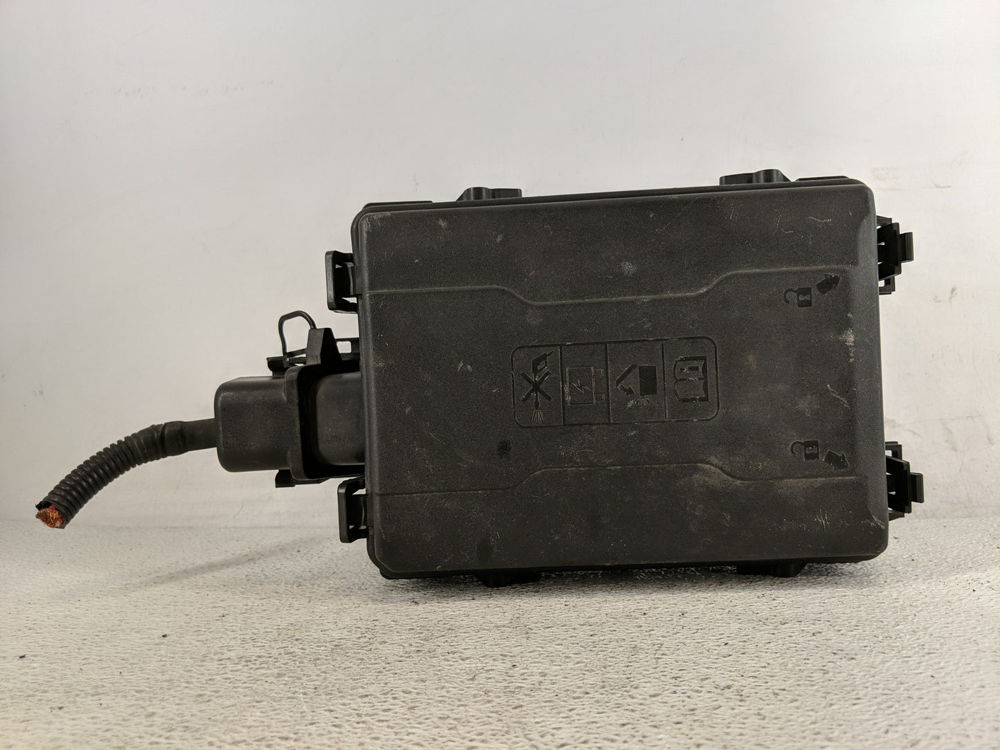 2016-2018 Chevrolet Silverado 1500 Fusebox Fuse Box Panel Relay Module P/N:84303177 Fits Fits 2016 2017 2018 OEM Used Auto P