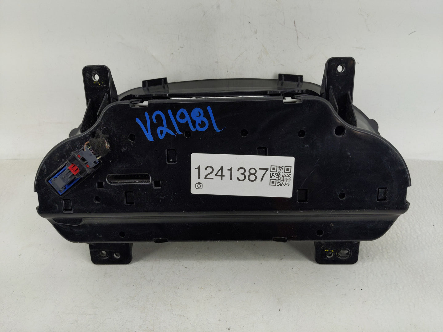 2018-2019 Chevrolet Silverado 1500 Instrument Cluster Speedometer Gauges P/N:84390802 Fits Fits 2018 2019 2020 OEM Used Auto