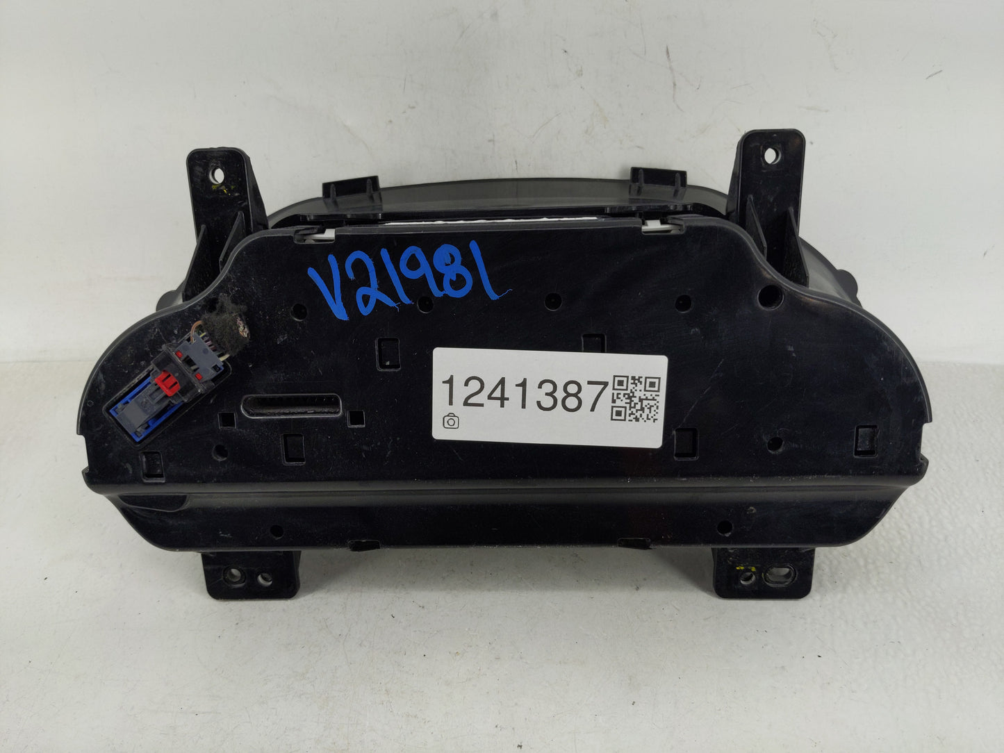 2018-2019 Chevrolet Silverado 1500 Instrument Cluster Speedometer Gauges P/N:84390802 Fits Fits 2018 2019 2020 OEM Used Auto