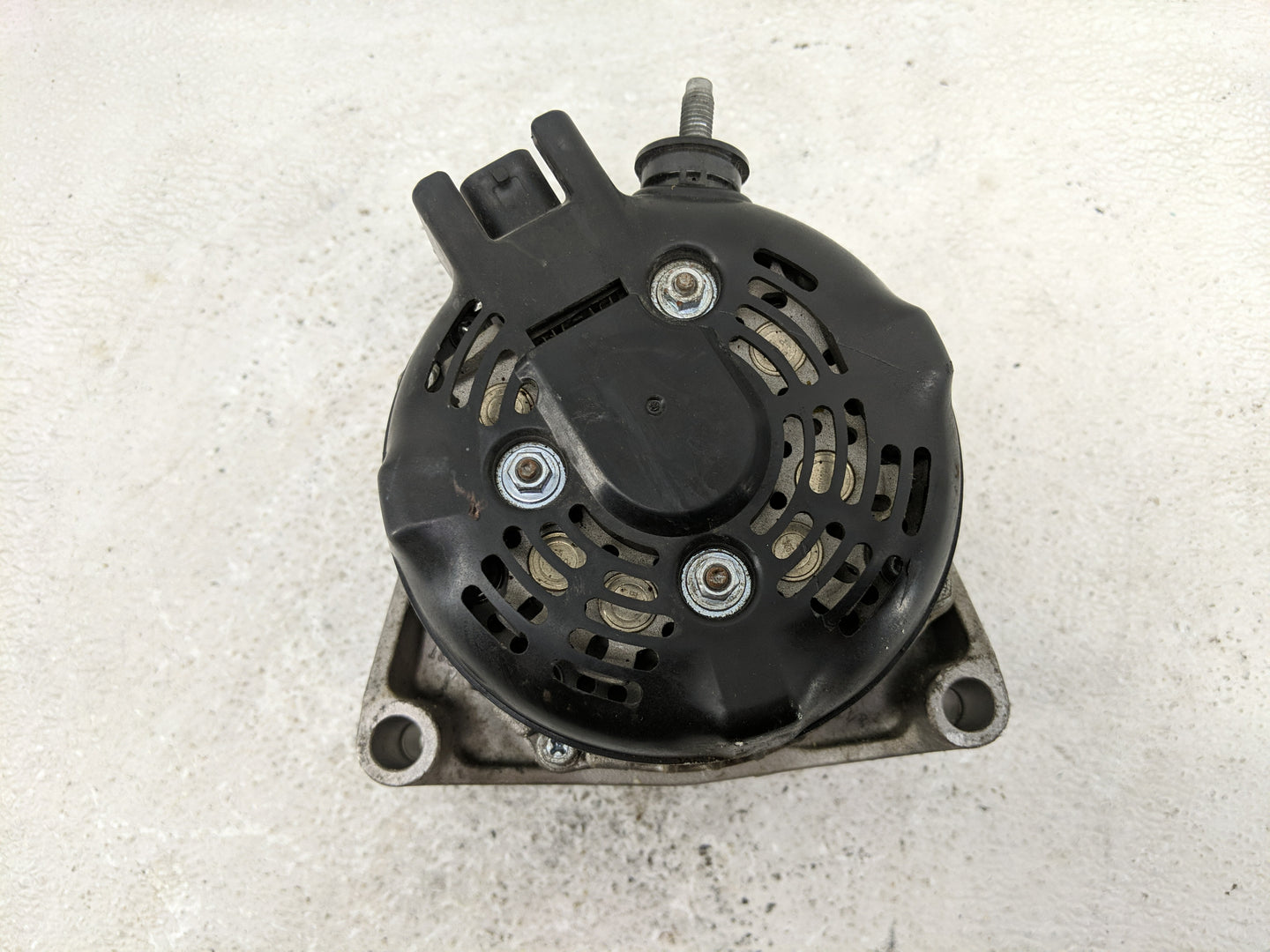 2014-2019 Chevrolet Silverado 1500 Alternator Replacement Generator Charging Assembly Engine OEM P/N:84143543 Fits OEM Used 
