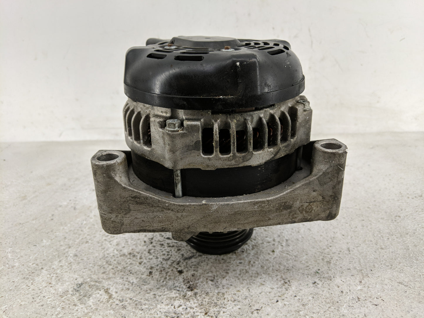 2014-2019 Chevrolet Silverado 1500 Alternator Replacement Generator Charging Assembly Engine OEM P/N:84143543 Fits OEM Used 