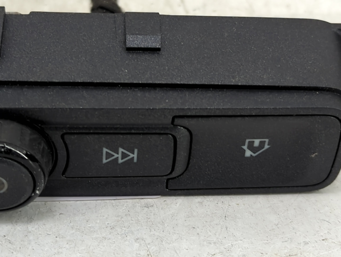 2016-2019 Chevrolet Silverado 1500 Radio AM FM Cd Player Receiver Replacement P/N:42516646 LC7S Fits Fits 2016 2017 2018 201