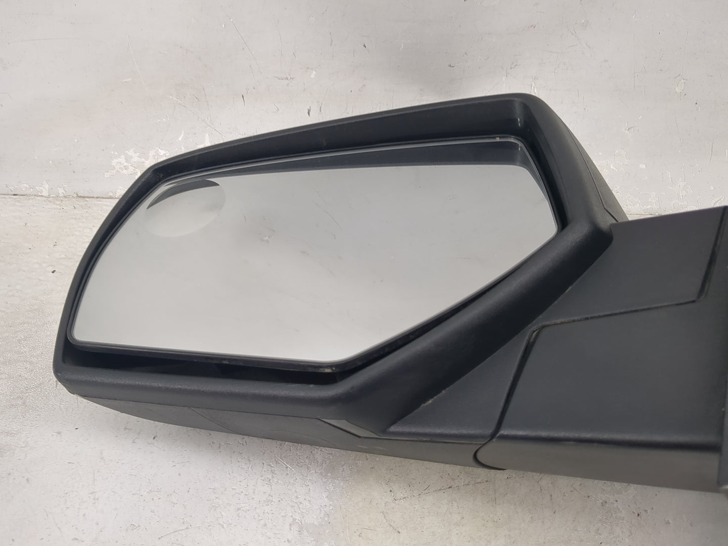 2014-2019 Chevrolet Silverado 1500 Driver Side View Mirror - Left Door Mirror OEM Used - Oemusedautoparts1.com