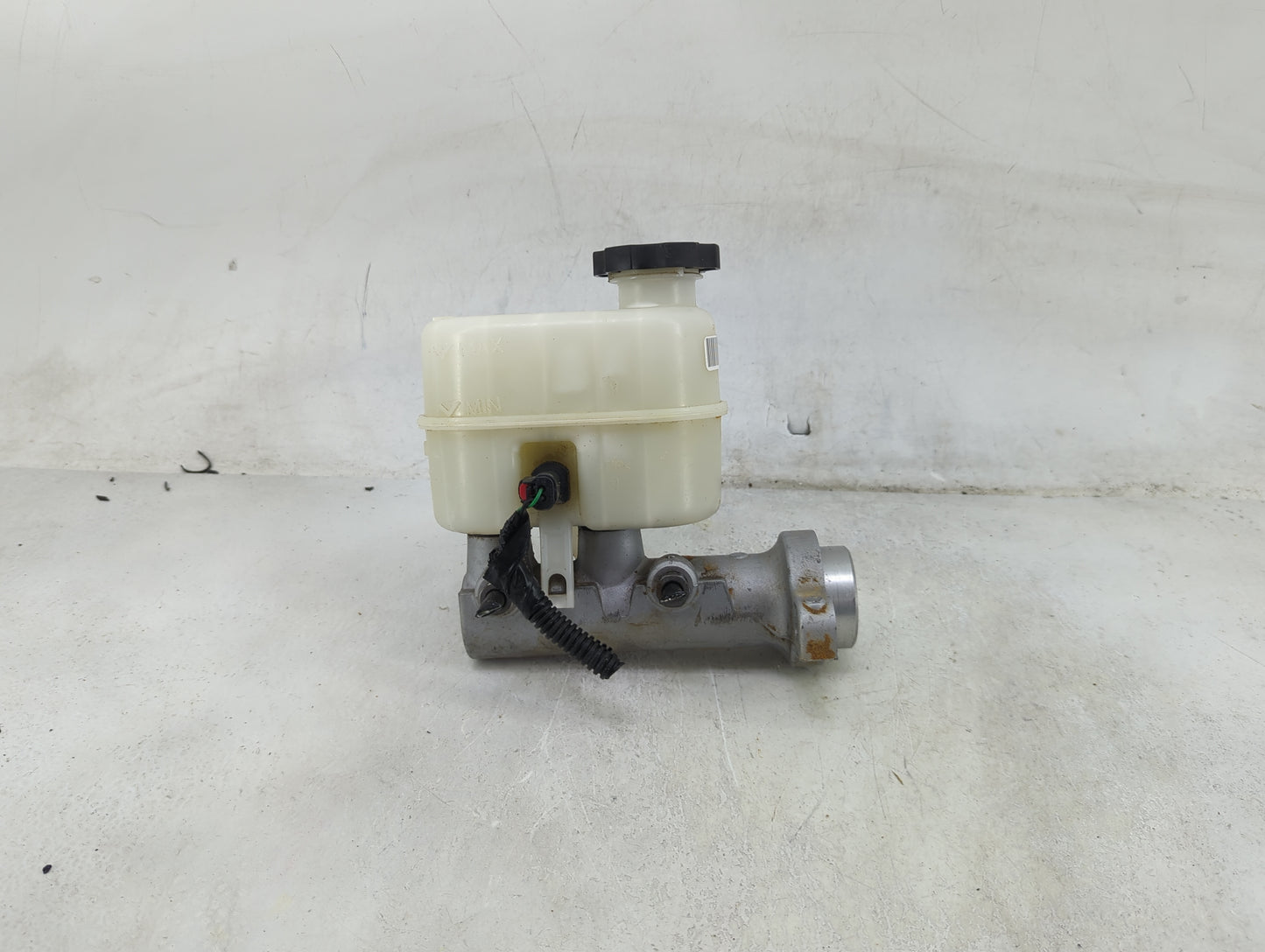 2014-2019 Chevrolet Silverado 1500 Brake Master Cylinder 1489183 - Oemusedautoparts1.com