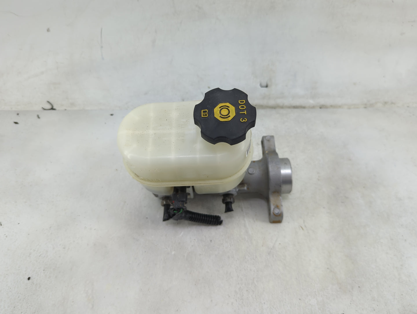 2014-2019 Chevrolet Silverado 1500 Brake Master Cylinder 1489183 - Oemusedautoparts1.com
