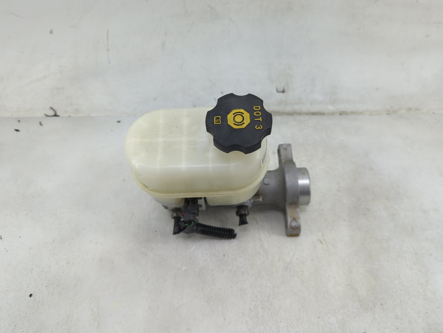 2014-2019 Chevrolet Silverado 1500 Brake Master Cylinder 1489183 - Oemusedautoparts1.com