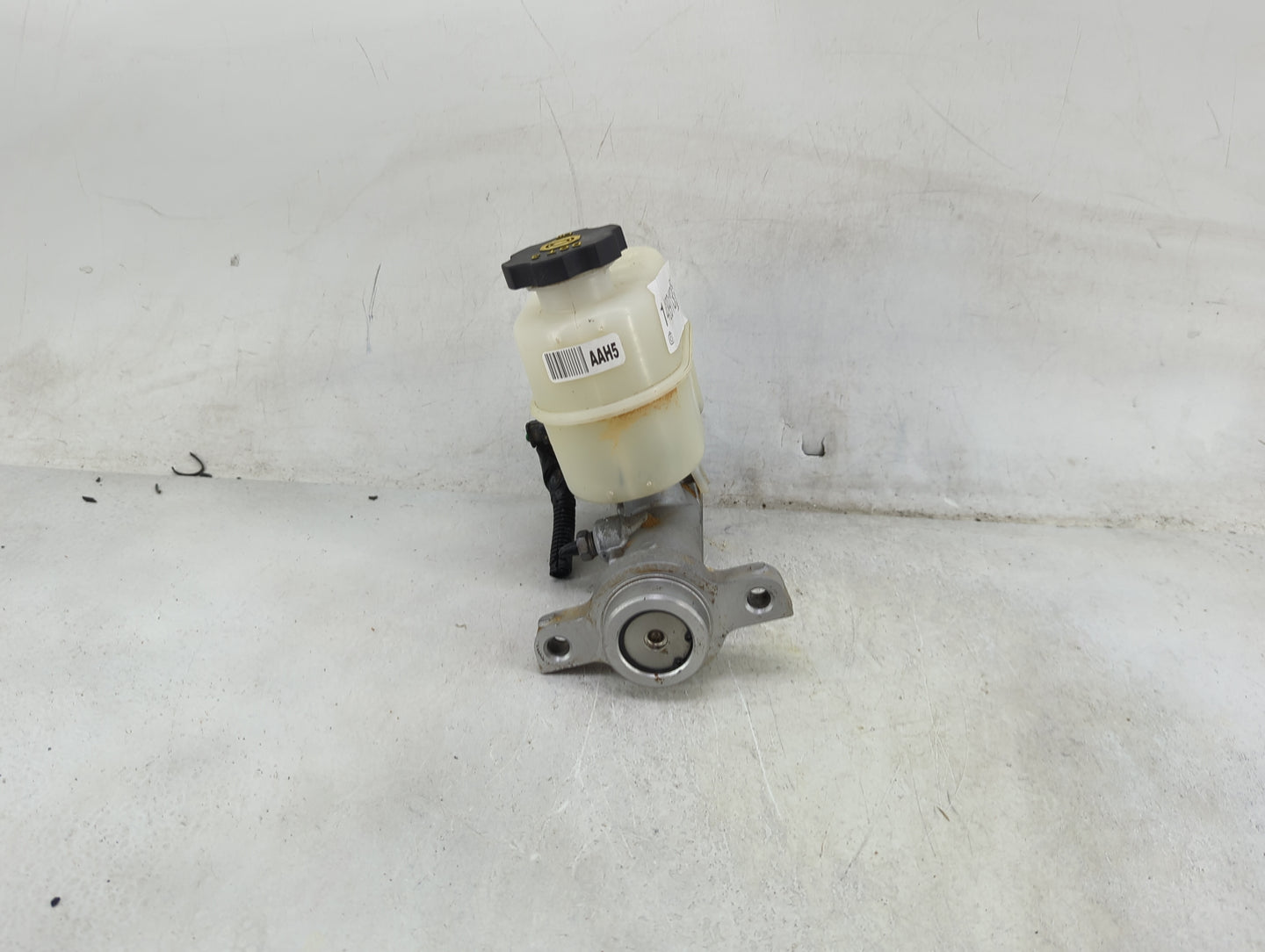 2014-2019 Chevrolet Silverado 1500 Brake Master Cylinder 1489183 - Oemusedautoparts1.com