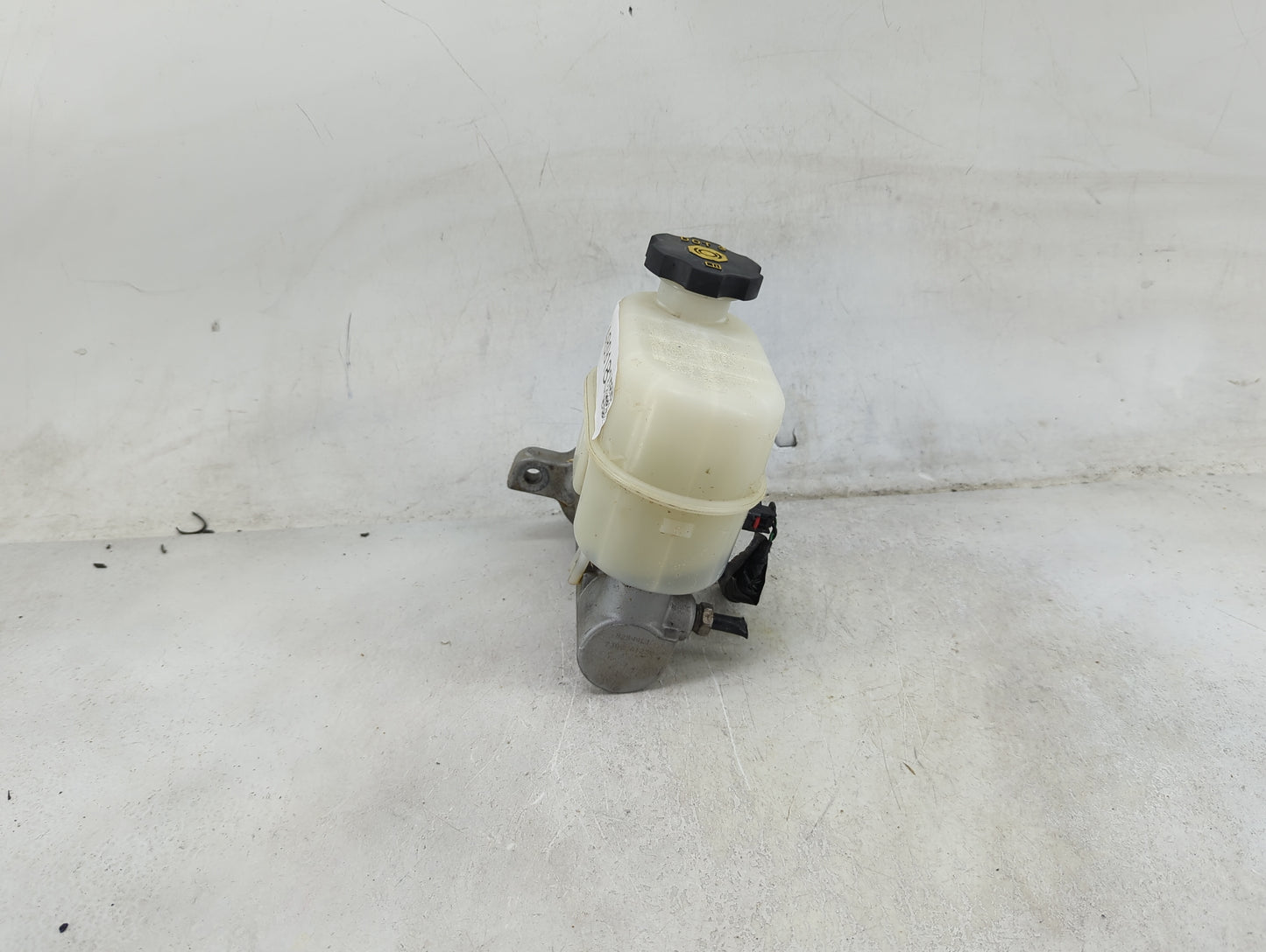2014-2019 Chevrolet Silverado 1500 Brake Master Cylinder 1489183 - Oemusedautoparts1.com