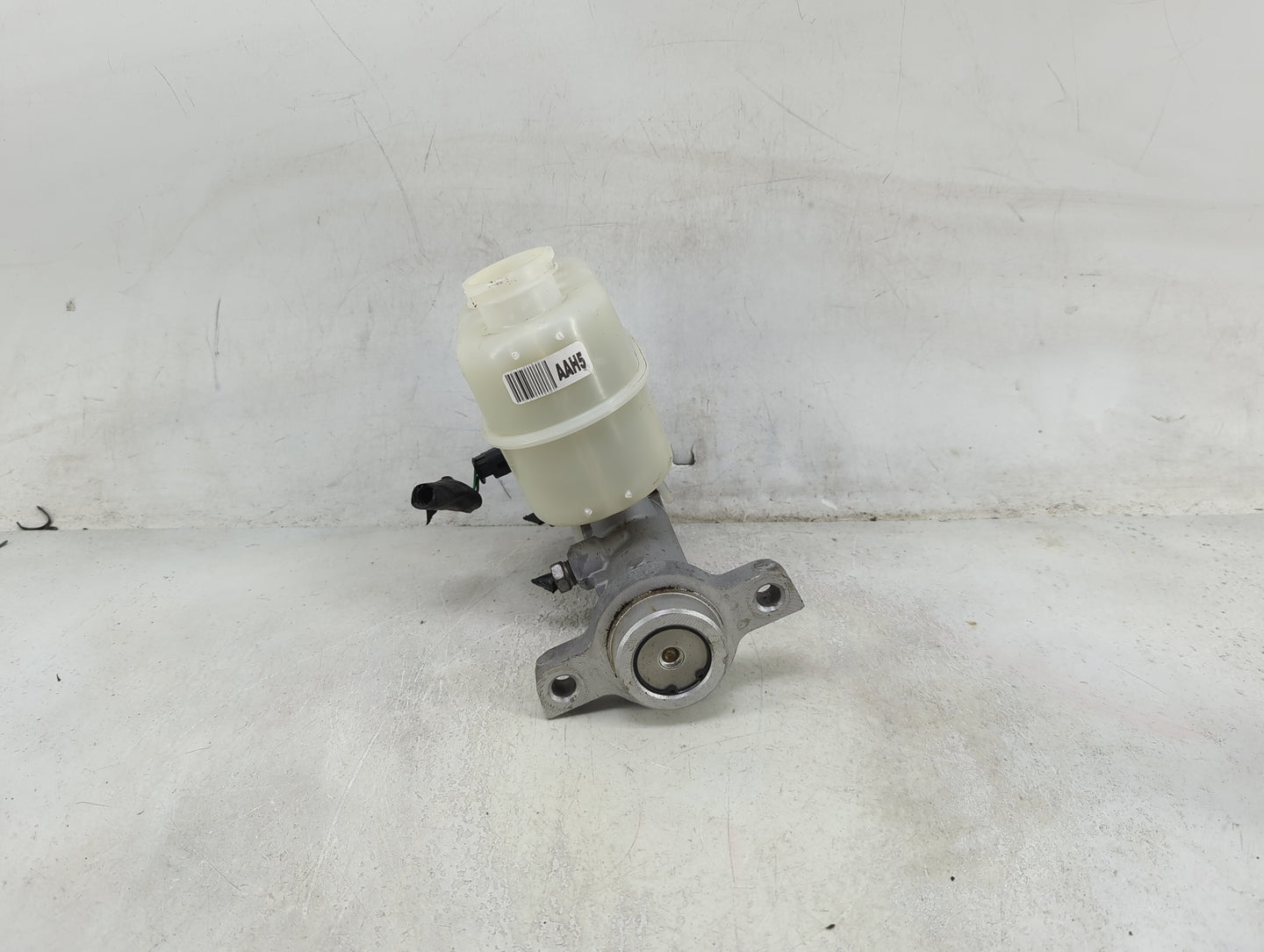 2014-2019 Chevrolet Silverado 1500 Brake Master Cylinder 1490067 - Oemusedautoparts1.com