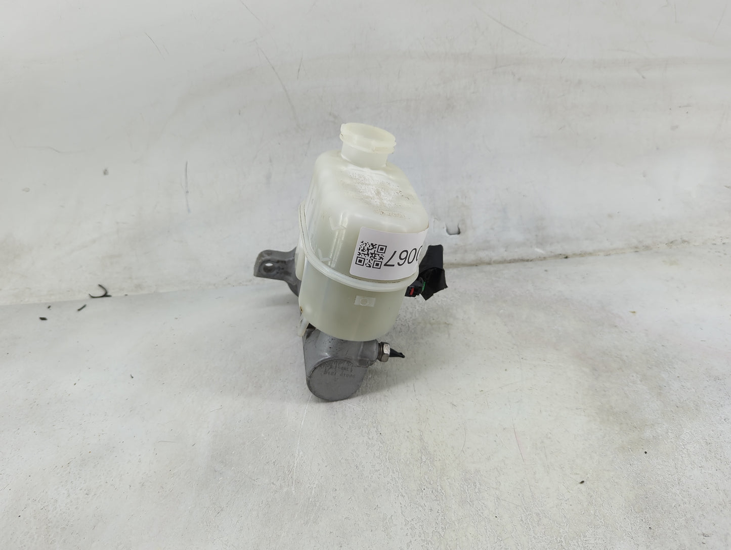 2014-2019 Chevrolet Silverado 1500 Brake Master Cylinder 1490067 - Oemusedautoparts1.com