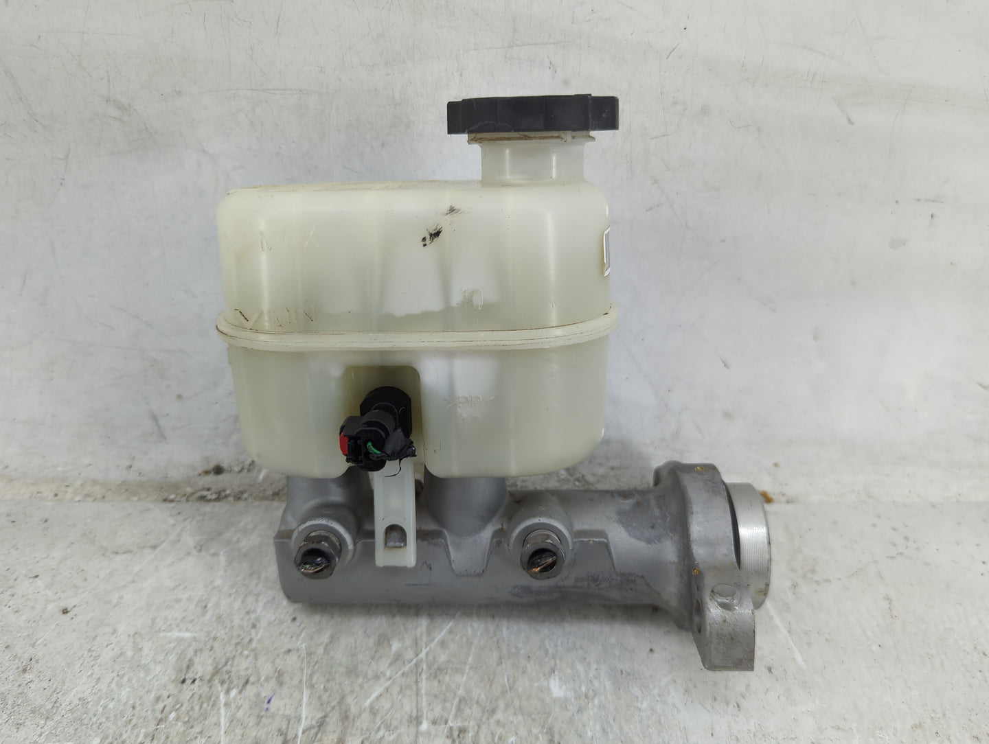 2014-2019 Chevrolet Silverado 1500 Brake Master Cylinder 1490403 - Oemusedautoparts1.com