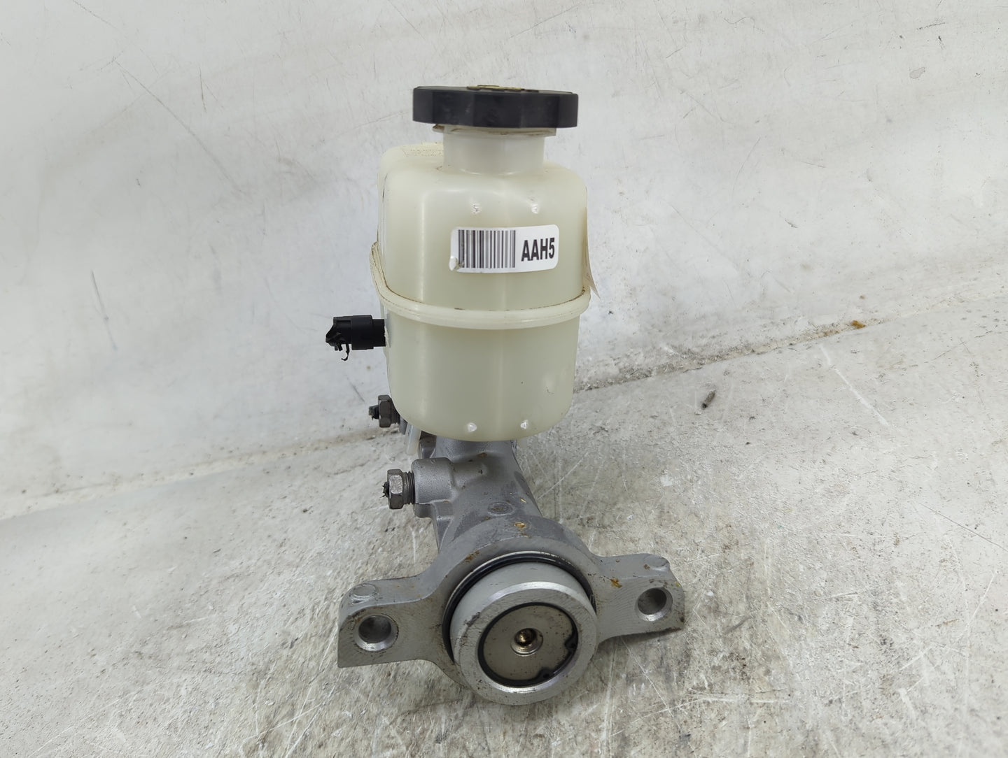 2014-2019 Chevrolet Silverado 1500 Brake Master Cylinder 1490403 - Oemusedautoparts1.com