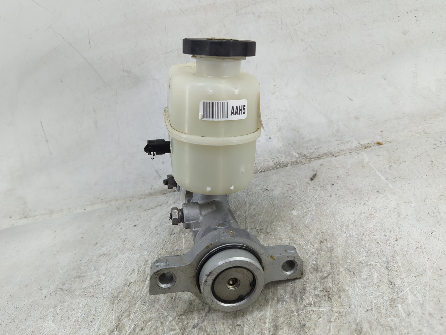 2014-2019 Chevrolet Silverado 1500 Brake Master Cylinder 1490403 - Oemusedautoparts1.com