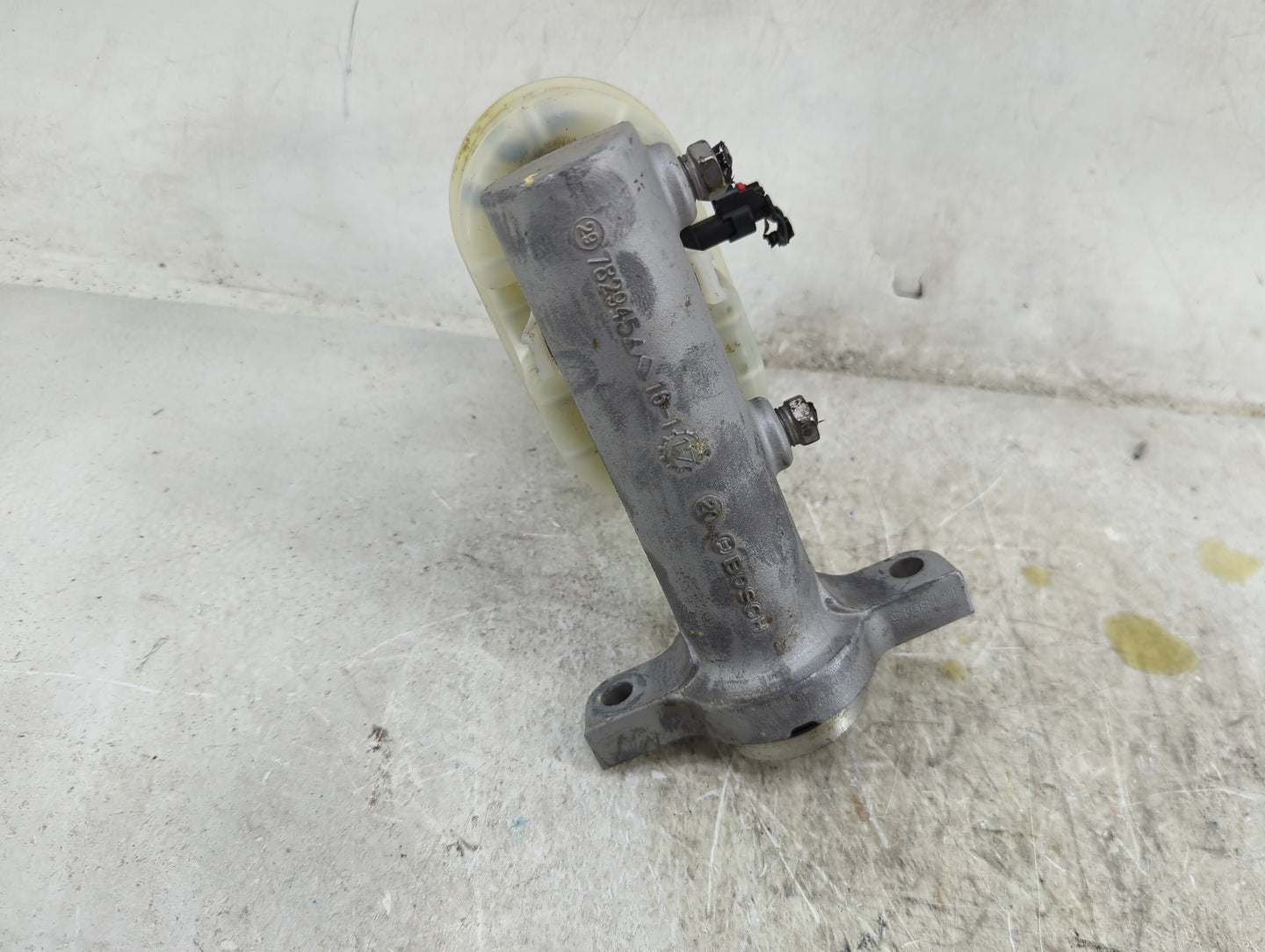 2014-2019 Chevrolet Silverado 1500 Brake Master Cylinder 1490403 - Oemusedautoparts1.com