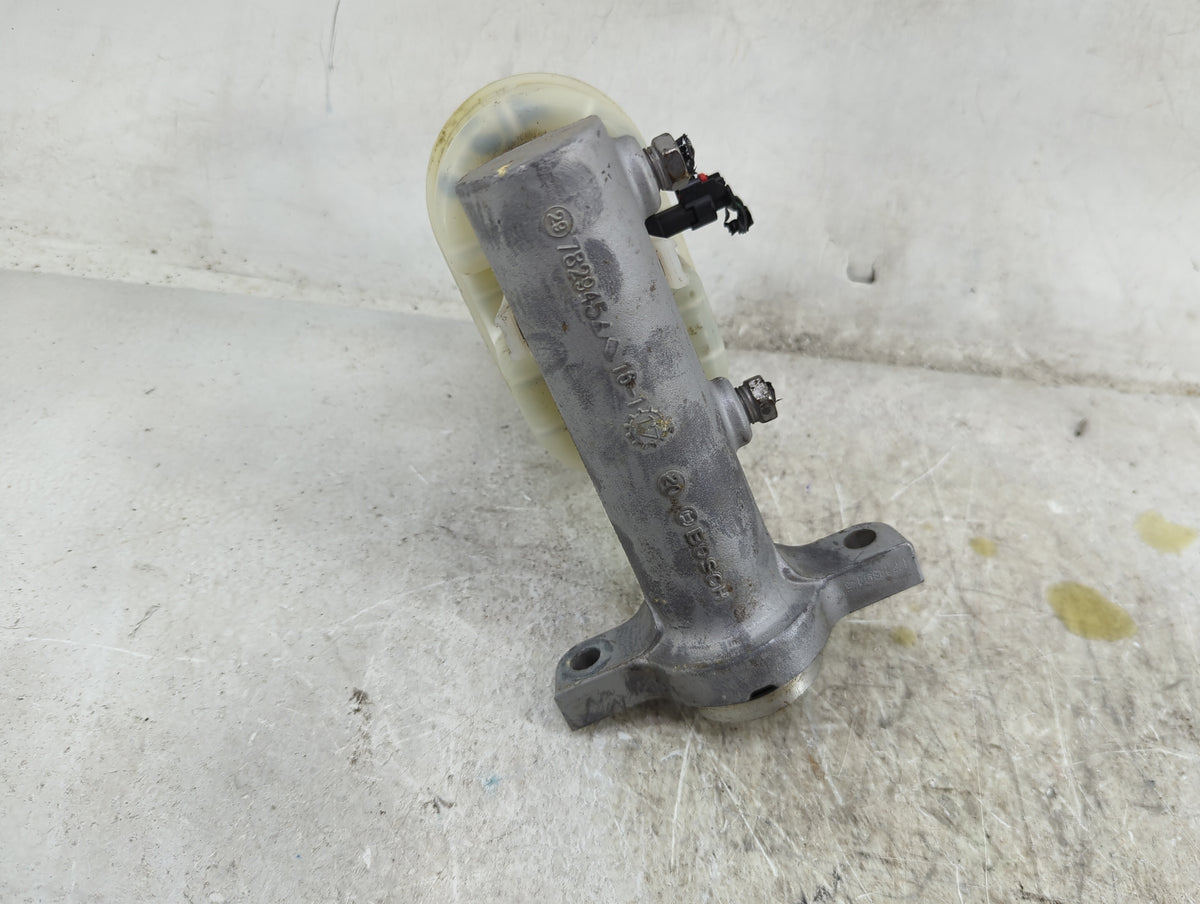 2014-2019 Chevrolet Silverado 1500 Brake Master Cylinder 1490403 - Oemusedautoparts1.com