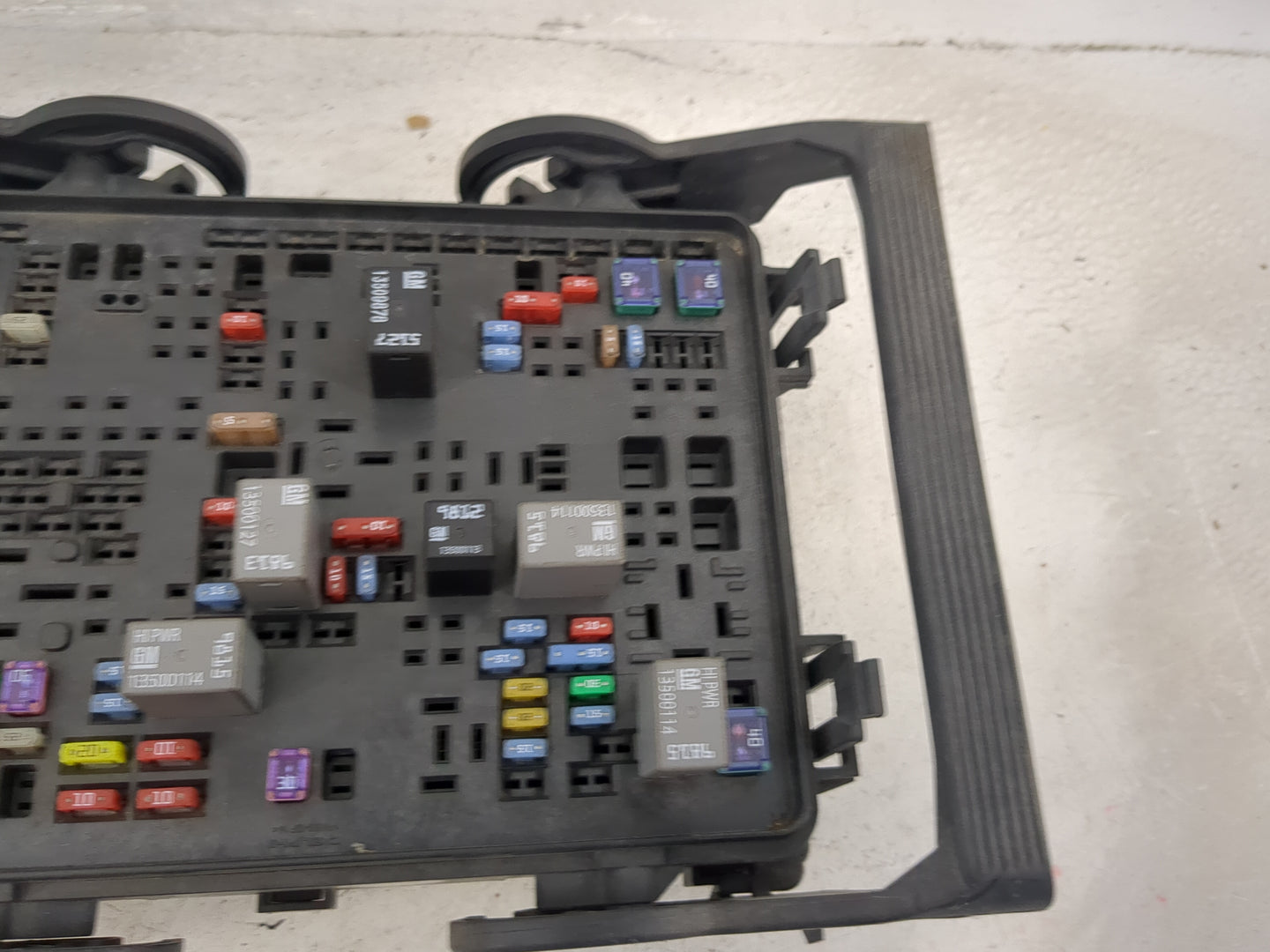 2016-2018 Chevrolet Silverado 1500 Fusebox Fuse Box Panel Relay Module P/N:84075776_02 13500114, 13500113 Fits Fits 2016 201