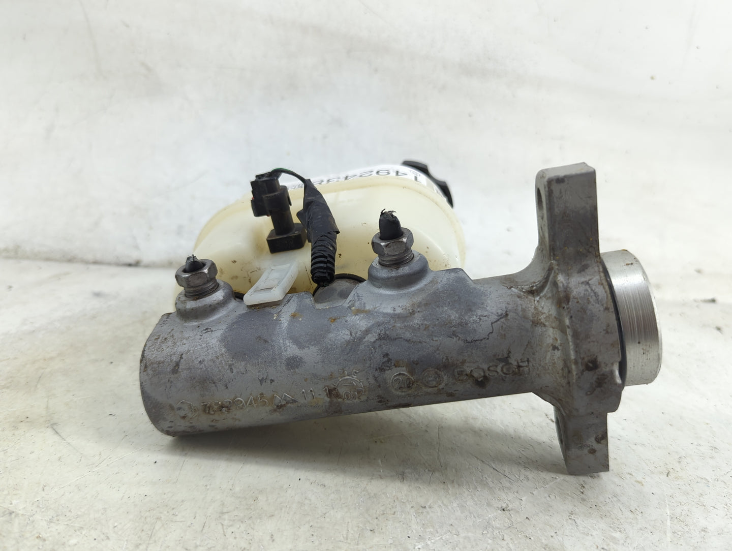 2014-2019 Chevrolet Silverado 1500 Brake Master Cylinder 1492438 - Oemusedautoparts1.com