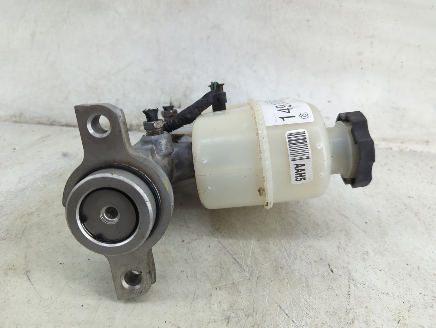 2014-2019 Chevrolet Silverado 1500 Brake Master Cylinder 1492438 - Oemusedautoparts1.com