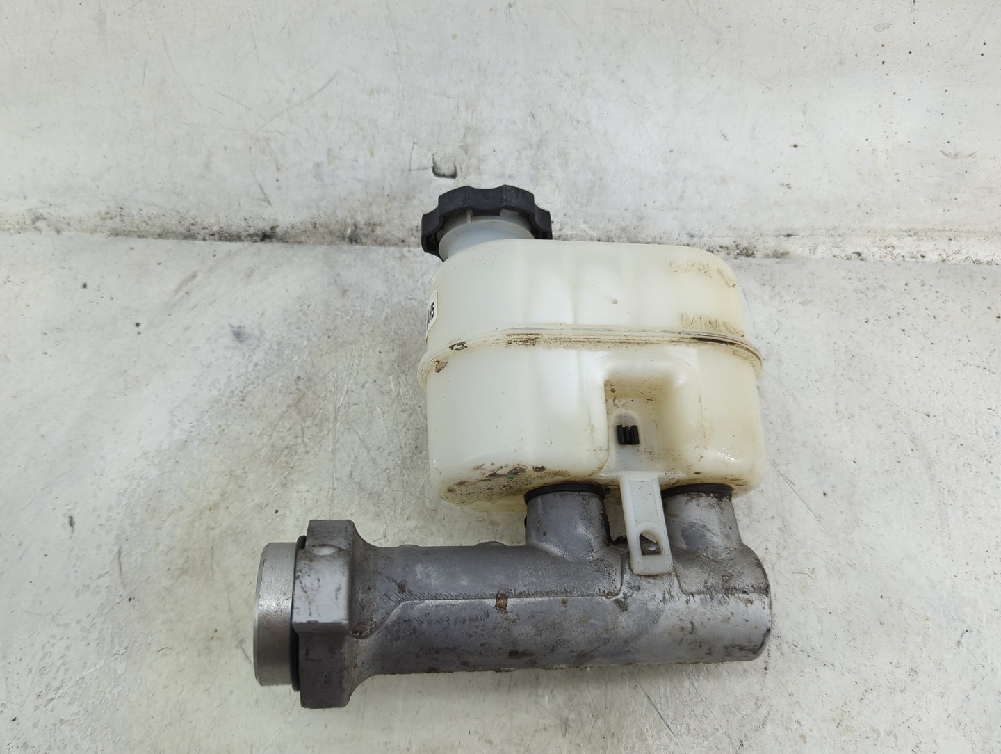 2014-2019 Chevrolet Silverado 1500 Brake Master Cylinder 1492438 - Oemusedautoparts1.com