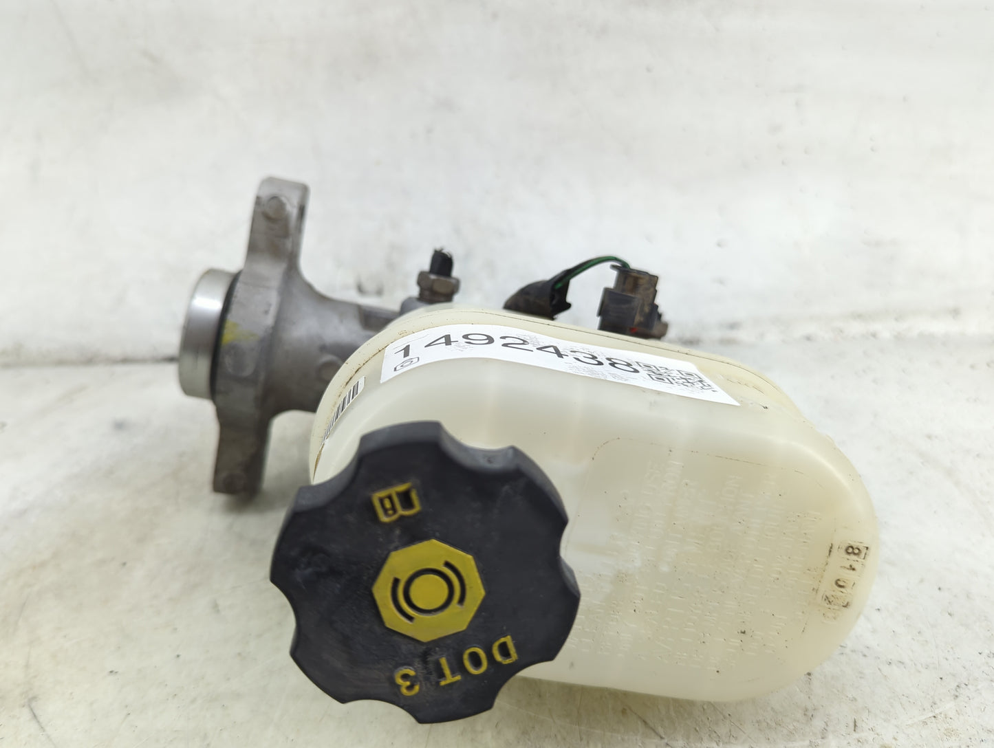 2014-2019 Chevrolet Silverado 1500 Brake Master Cylinder 1492438 - Oemusedautoparts1.com
