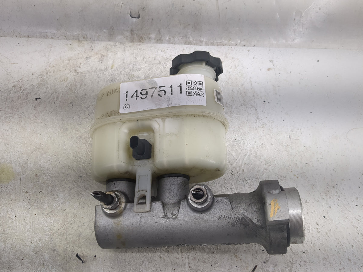 2014-2019 Chevrolet Silverado 1500 Brake Master Cylinder 1497511 - Oemusedautoparts1.com