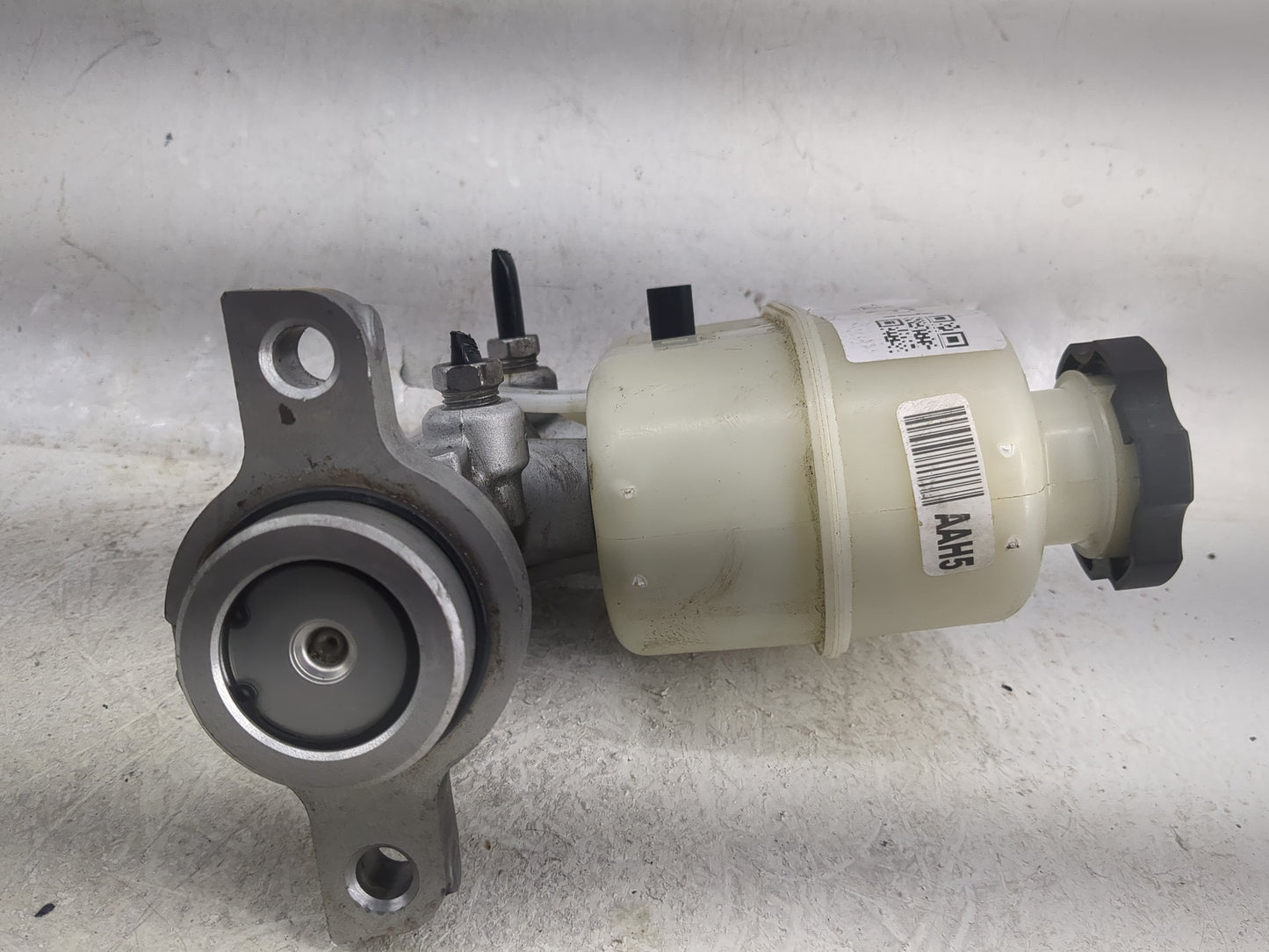 2014-2019 Chevrolet Silverado 1500 Brake Master Cylinder 1497511 - Oemusedautoparts1.com