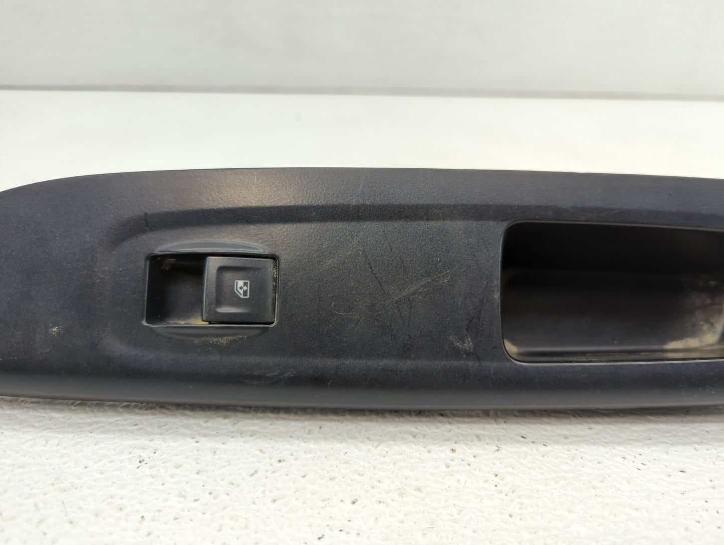 2014-2019 Chevrolet Silverado 1500 Passenger Right Power Window Switch - Oemusedautoparts1.com