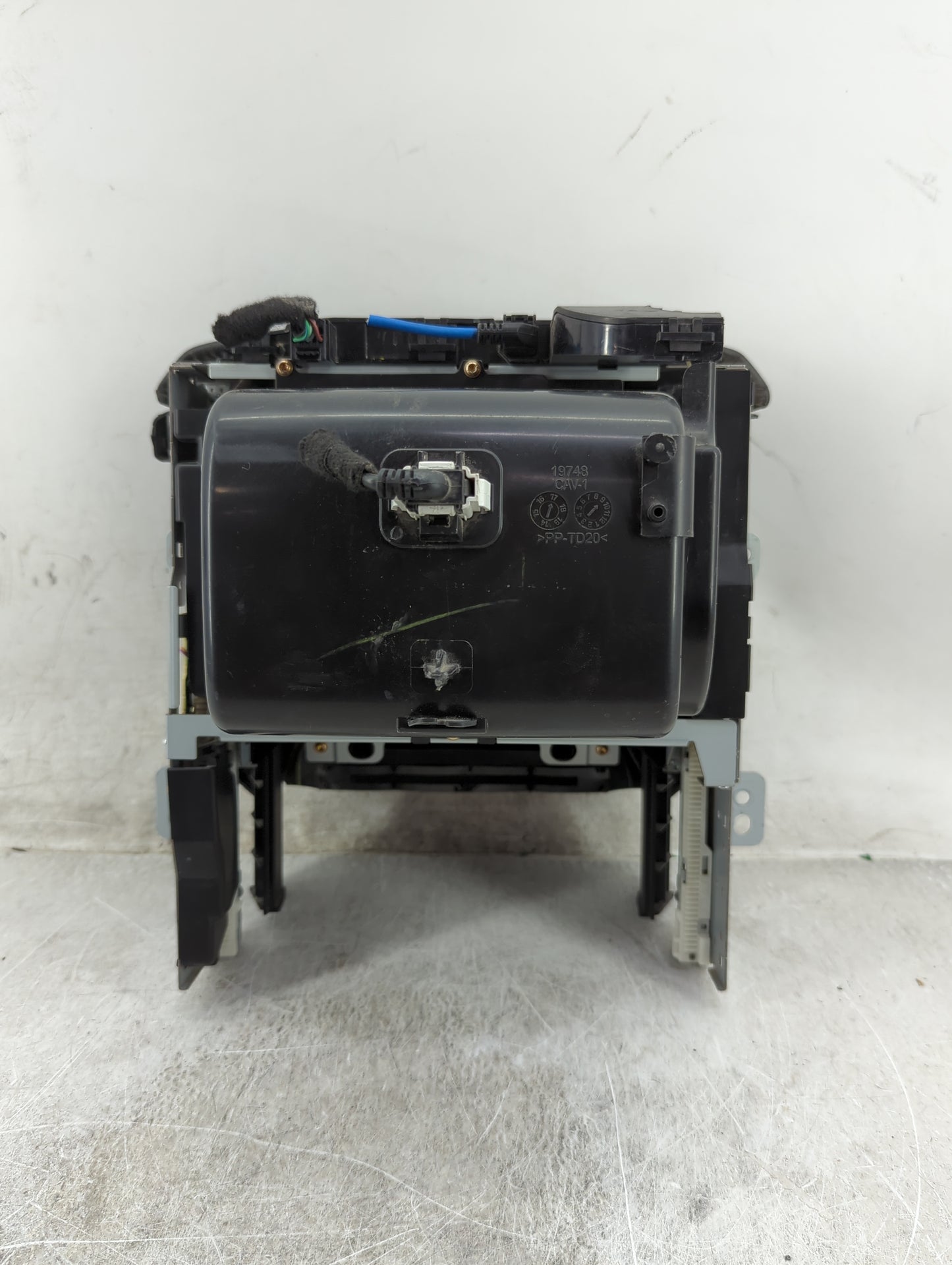 2018 Chevrolet Suburban 1500 Radio AM FM Cd Player Receiver Replacement Fits OEM Used Auto Parts - Oemusedautoparts1.com