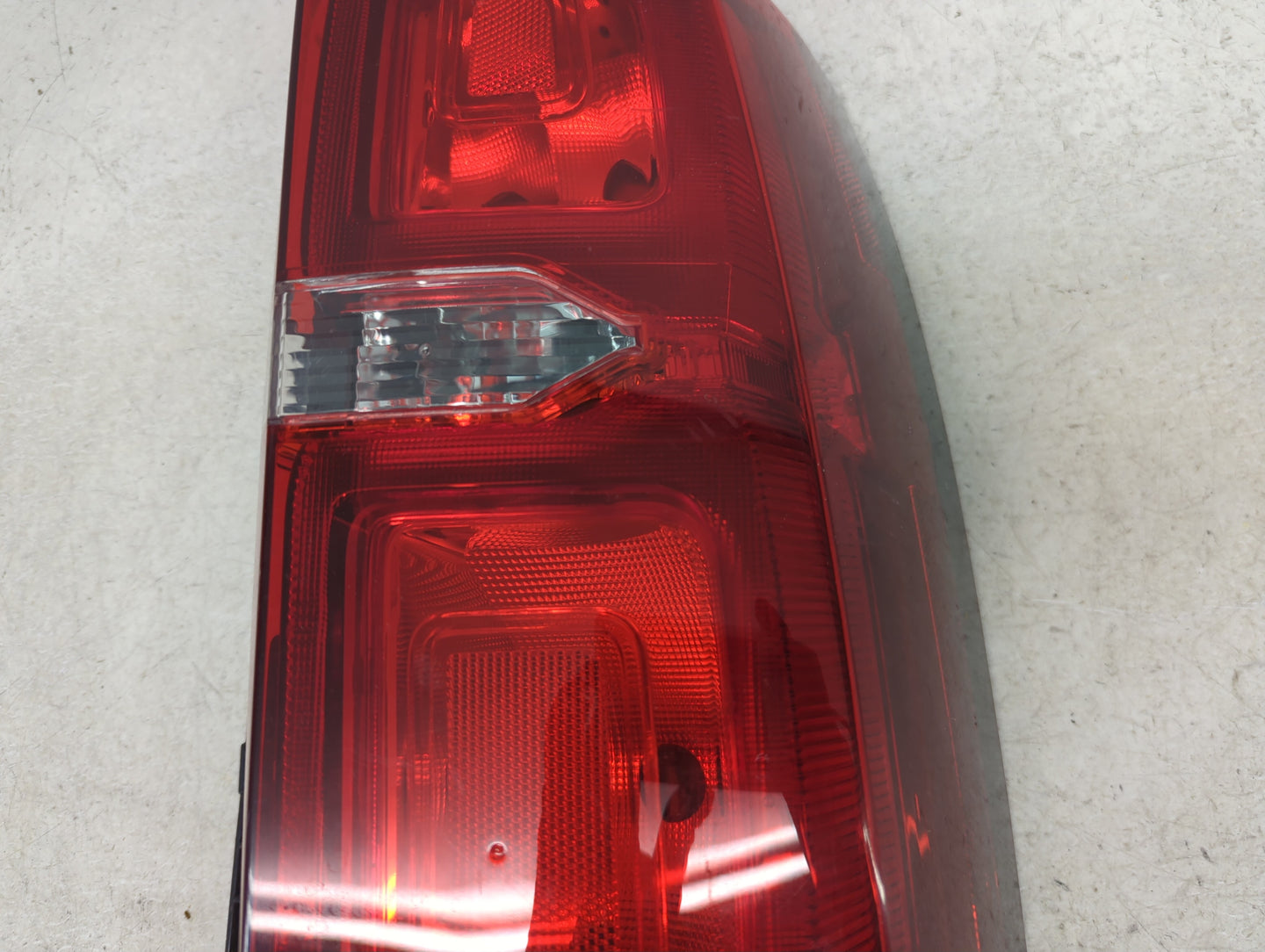 Chevrolet Tahoe Passenger Right Oem Head Light Headlight Lamp - Oemusedautoparts1.com