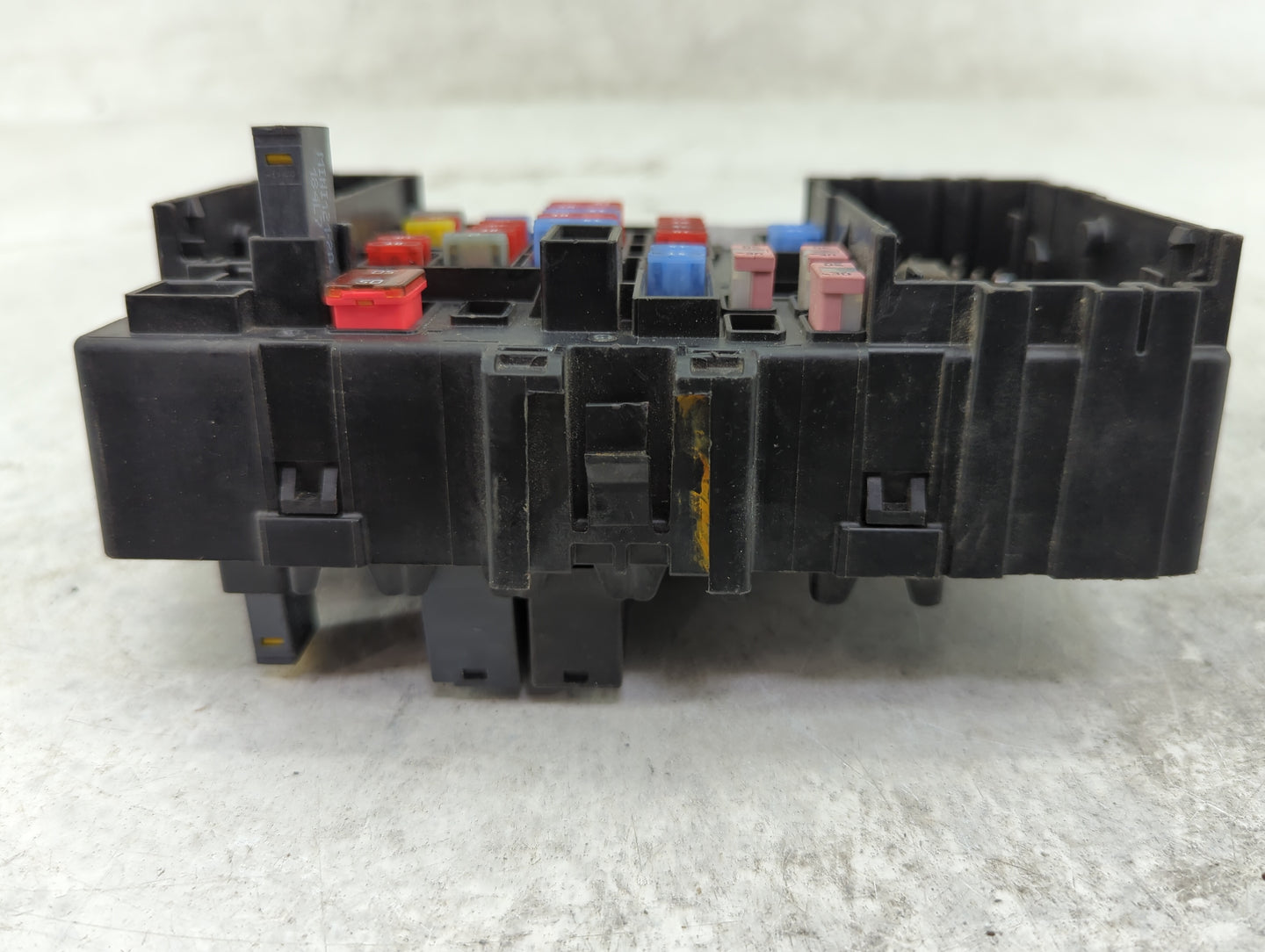 2018-2018 Chevrolet Tahoe Body Control Module Bcm Inner Cabin Fuse Box - Oemusedautoparts1.com