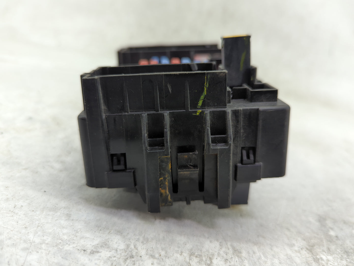 2018-2018 Chevrolet Tahoe Body Control Module Bcm Inner Cabin Fuse Box - Oemusedautoparts1.com