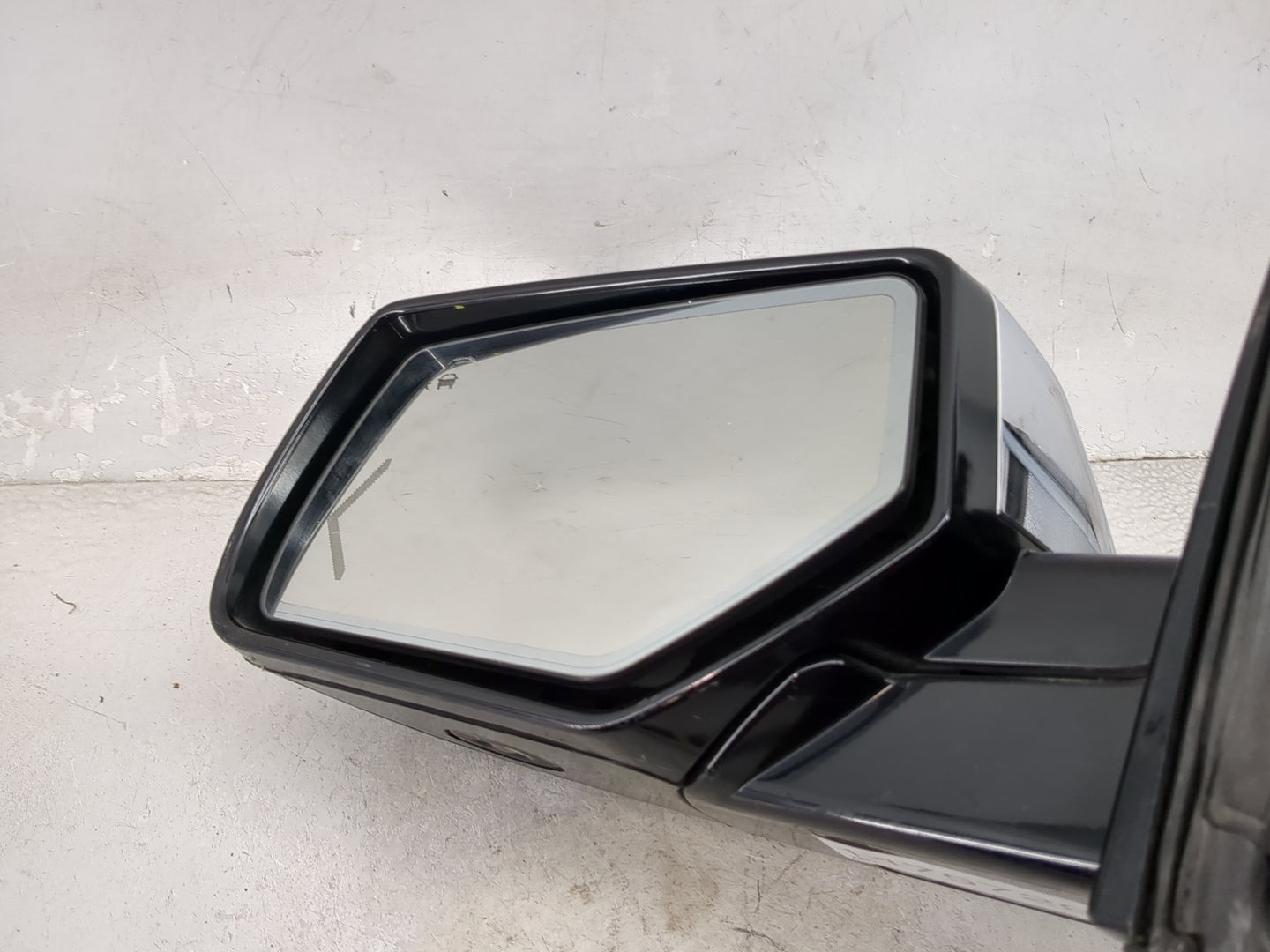 2015-2020 Chevrolet Tahoe Driver Side View Mirror - Left Door Mirror OEM Used - Oemusedautoparts1.com