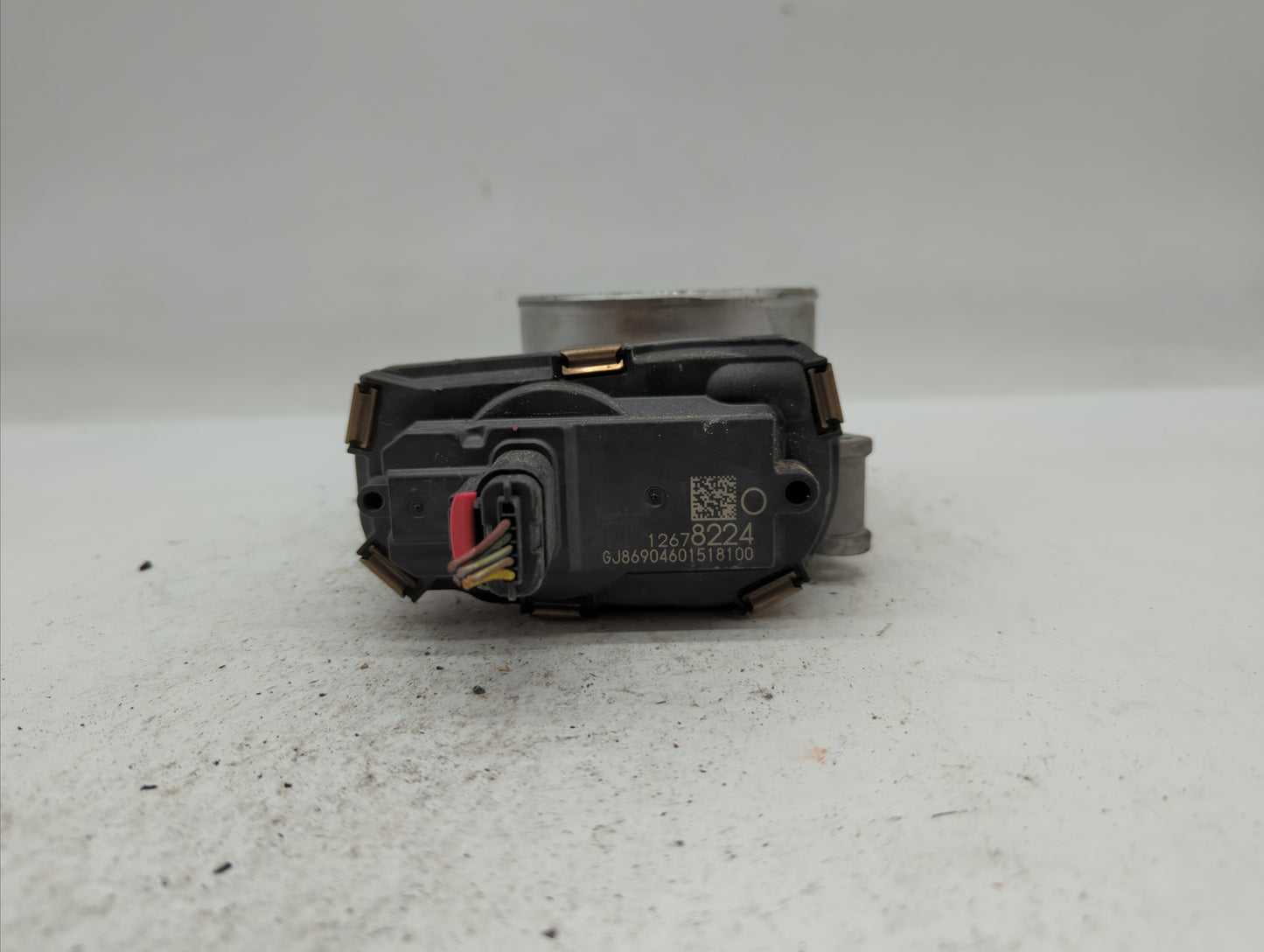 2015-2018 Chevrolet Tahoe Throttle Body P/N:12678224 12617792 Fits Fits 2014 2015 2016 2017 2018 2019 OEM Used Auto Parts - 